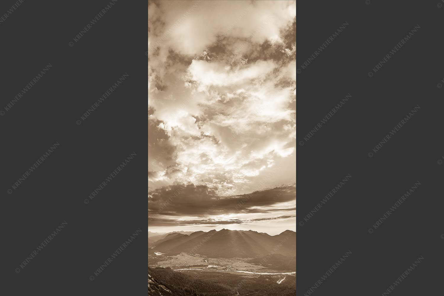 Blick über Krün und Wallgau zum Estergebirge in den Sonnenuntergang - Himmel Oberes Isartal 1:2 sepia -- Krün und Wallgau - mehr Infos bei www.Kriner-Weiermann.de
