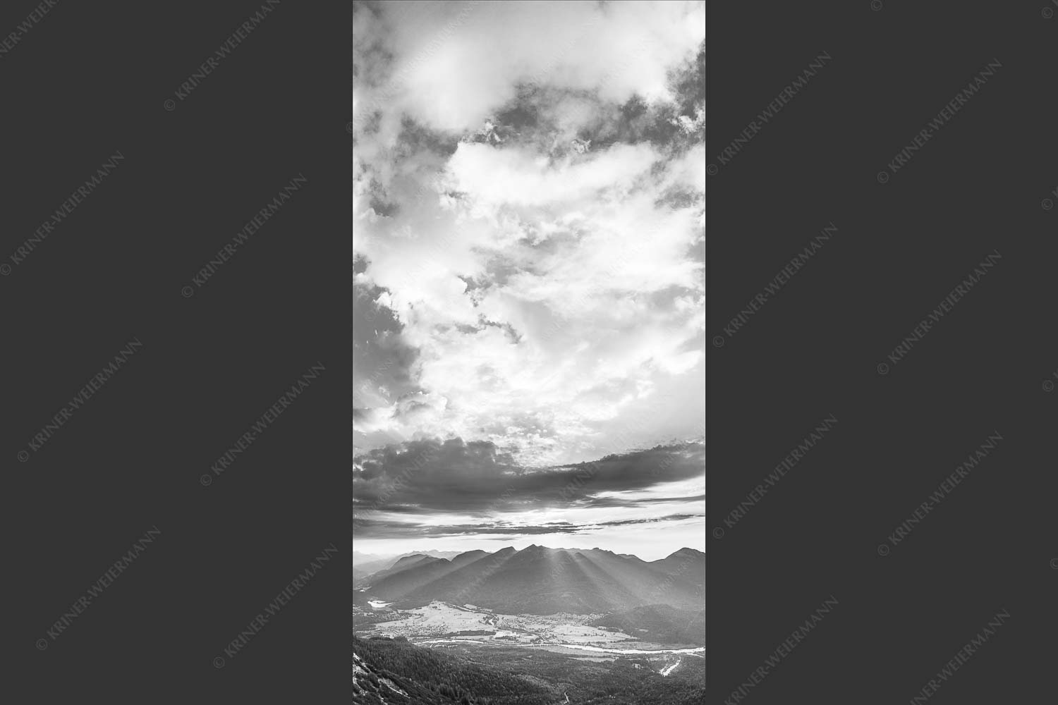 Blick über Krün und Wallgau zum Estergebirge in den Sonnenuntergang - Himmel Oberes Isartal 1:2 sw -- Krün und Wallgau - mehr Infos bei www.Kriner-Weiermann.de