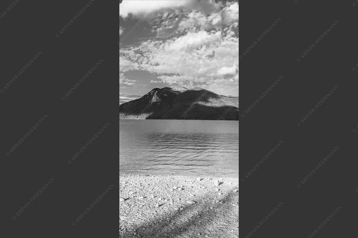 Blick über den Walchensee zum Jochberg - Himmel über Walchensee 1:2 sw -- Jochberg - mehr Infos bei www.Kriner-Weiermann.de