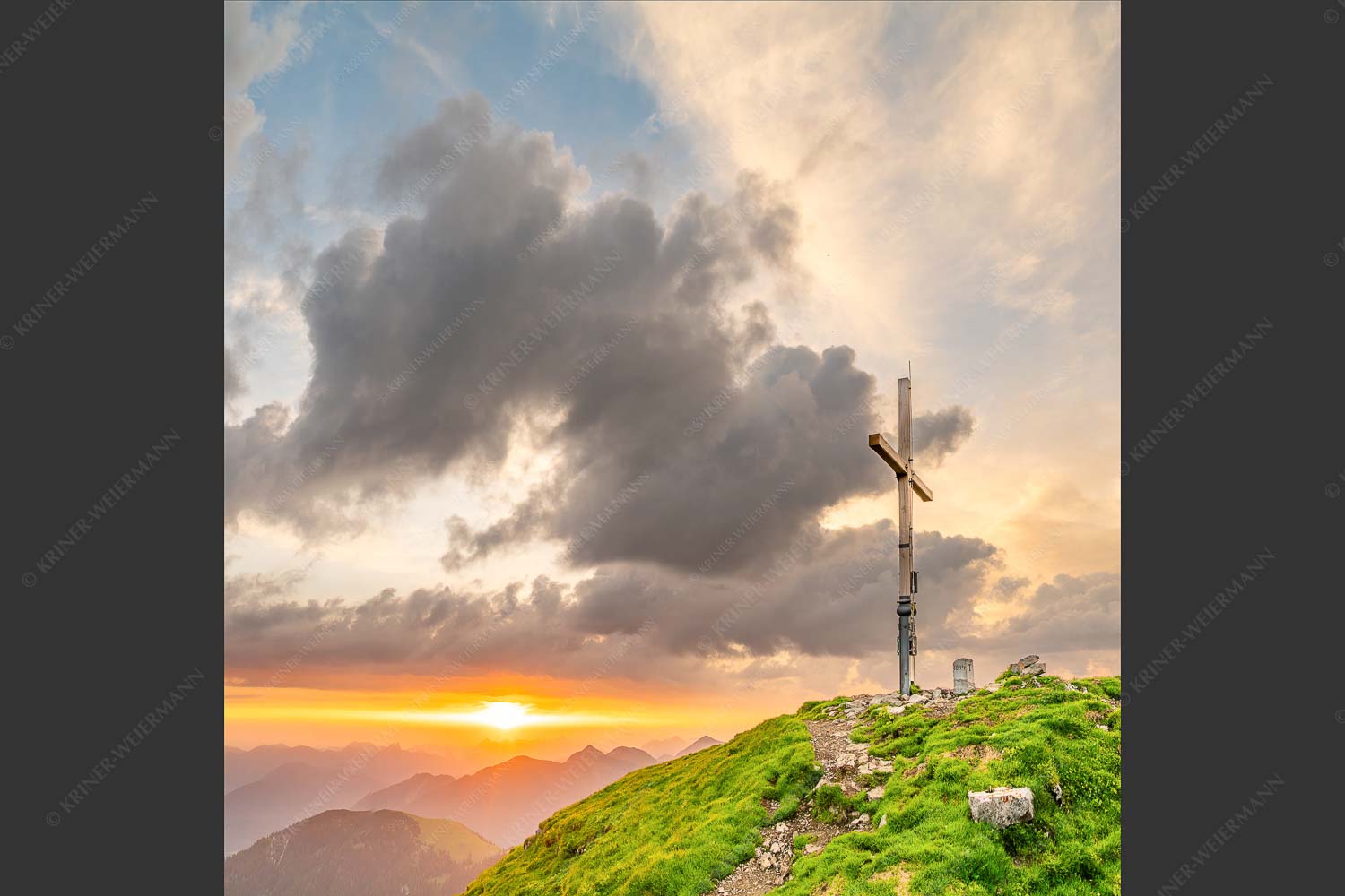Blick in den Sonnenaufgang am Schafreiter im Karwendel - Himmlischer Morgen II 1:1  -- Schafreiter Gipfelkreuz - mehr Infos bei www.Kriner-Weiermann.de