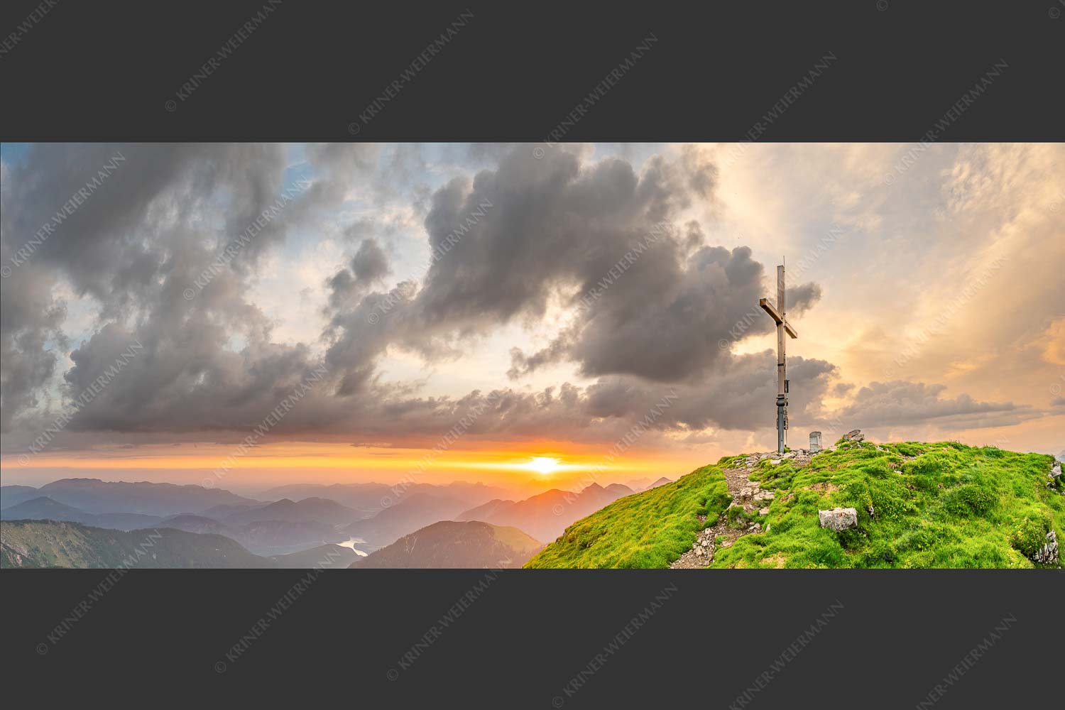 Blick in den Sonnenaufgang am Schafreiter im Karwendel - Himmlischer Morgen II 2,5:1  -- Schafreiter Gipfelkreuz - mehr Infos bei www.Kriner-Weiermann.de