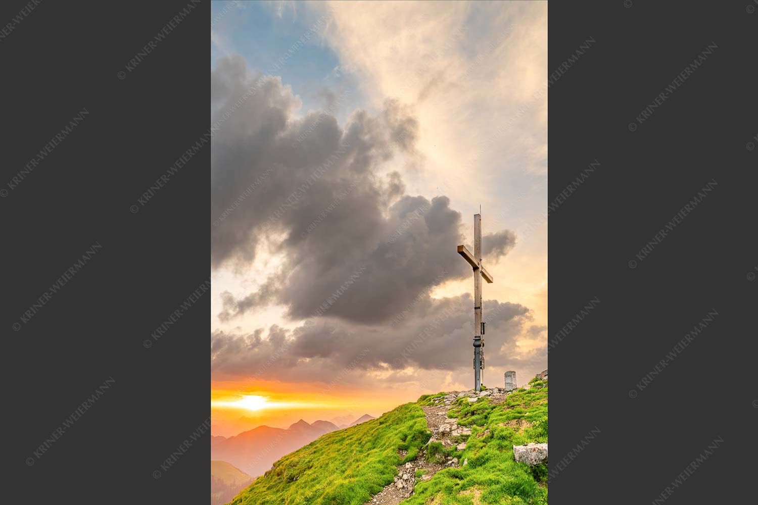 Blick in den Sonnenaufgang am Schafreiter im Karwendel - Himmlischer Morgen II 2:3  -- Schafreiter Gipfelkreuz - mehr Infos bei www.Kriner-Weiermann.de