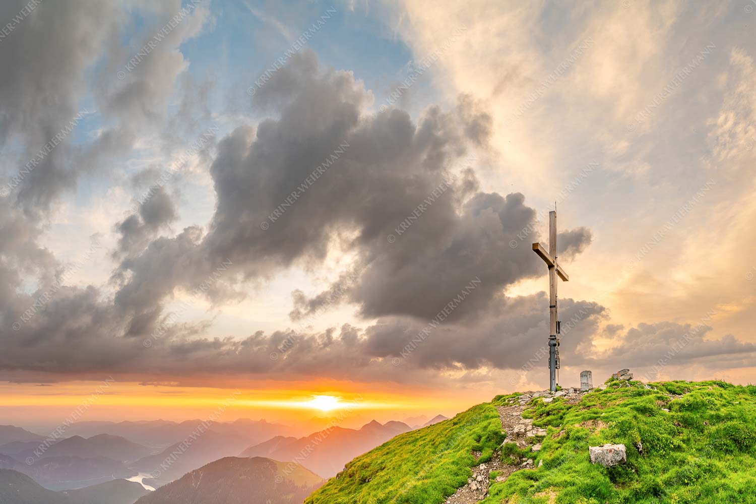 Blick in den Sonnenaufgang am Schafreiter im Karwendel - Himmlischer Morgen II 3:2  -- Schafreiter Gipfelkreuz - mehr Infos bei www.Kriner-Weiermann.de