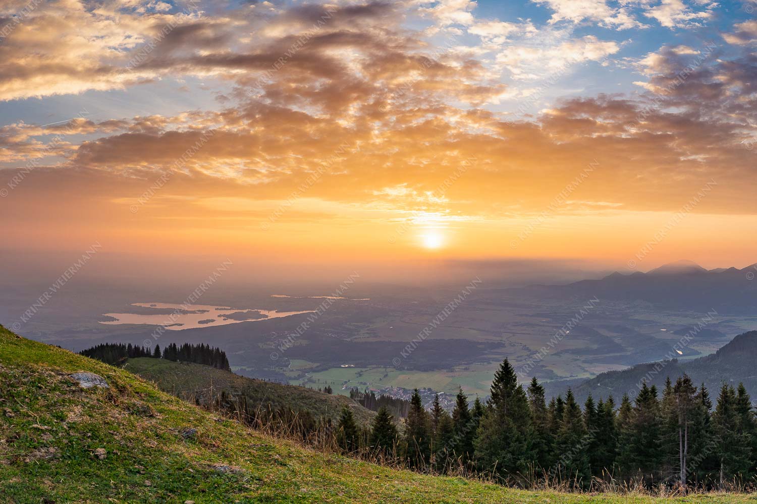 Blick vom Hörnle über Staffelsee in den Sonnenaufgang - Hörnleblick 3:2  -- Staffelsee und Murnau - mehr Infos bei www.Kriner-Weiermann.de
