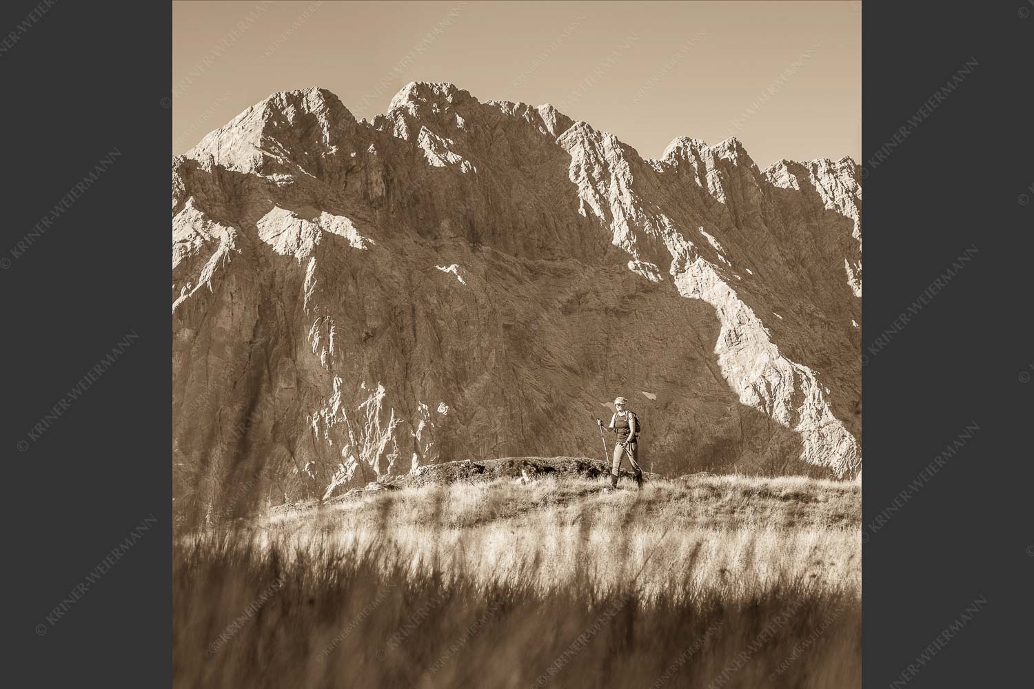 Bergwanderung zum Sunntiger im Karwendelgebirge - Hohe Wiesen 1:1 sepia -- Wandern im Karwendel - mehr Infos bei www.Kriner-Weiermann.de