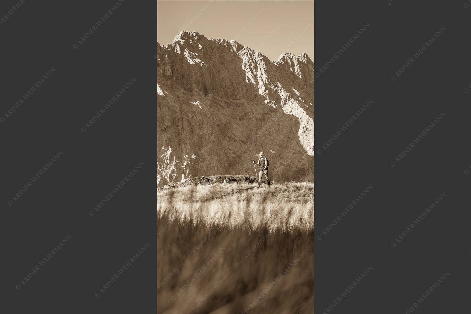 Bergwanderung zum Sunntiger im Karwendelgebirge - Hohe Wiesen 1:2 sepia -- Wandern im Karwendel - mehr Infos bei www.Kriner-Weiermann.de