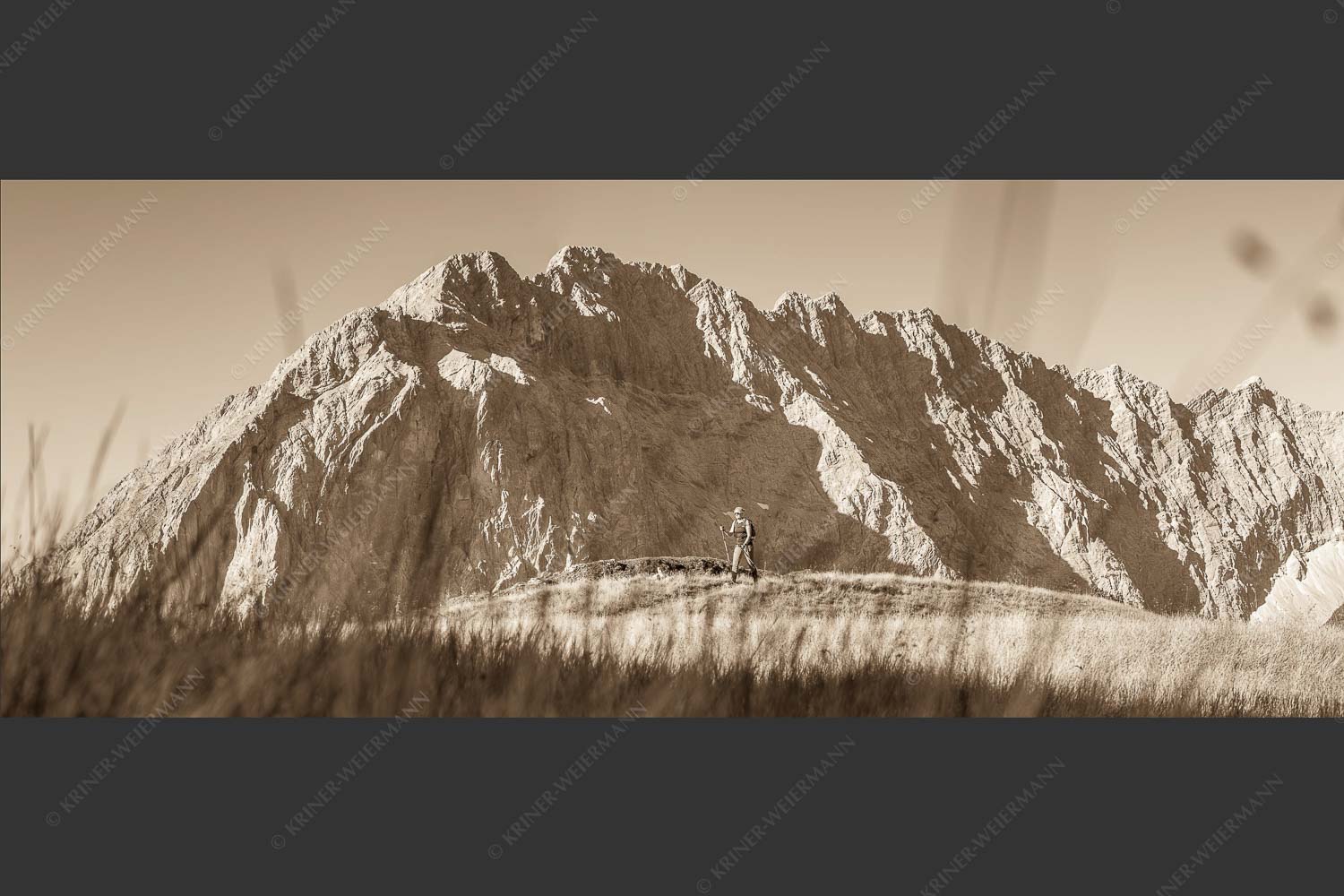 Bergwanderung zum Sunntiger im Karwendelgebirge - Hohe Wiesen 2,5:1 sepia -- Wandern im Karwendel - mehr Infos bei www.Kriner-Weiermann.de