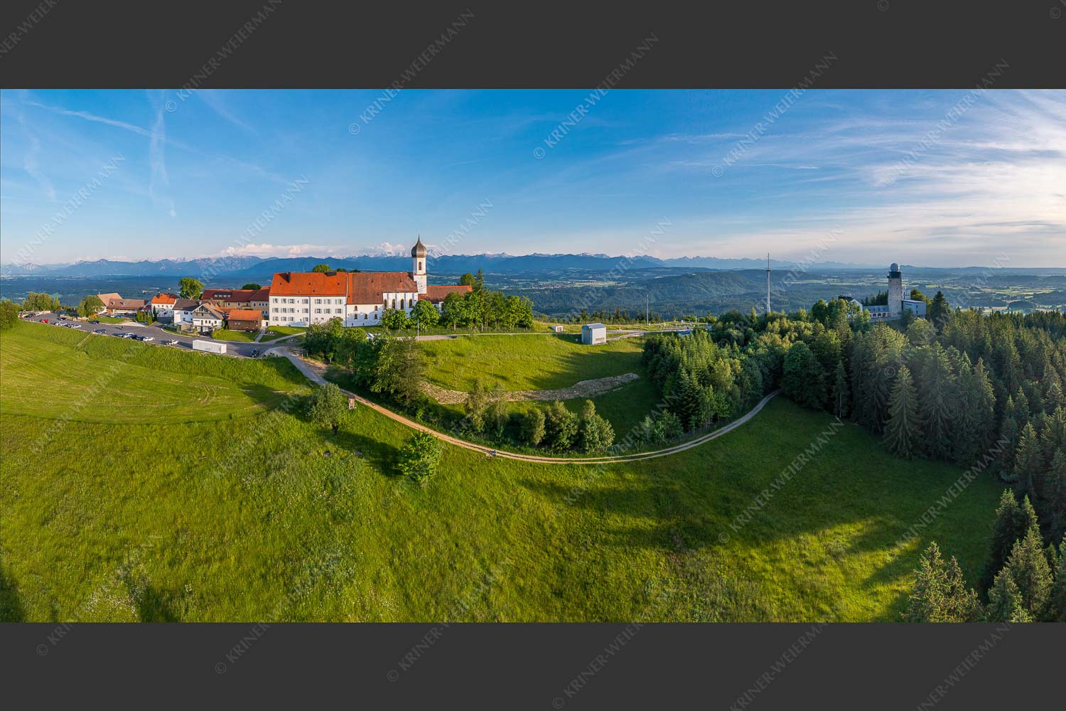 Blick über Hohenpeißenberg ins Gebirge - Hohenpeißenberg I 2:1  -- Wallfahrtskirche - mehr Infos bei www.Kriner-Weiermann.de