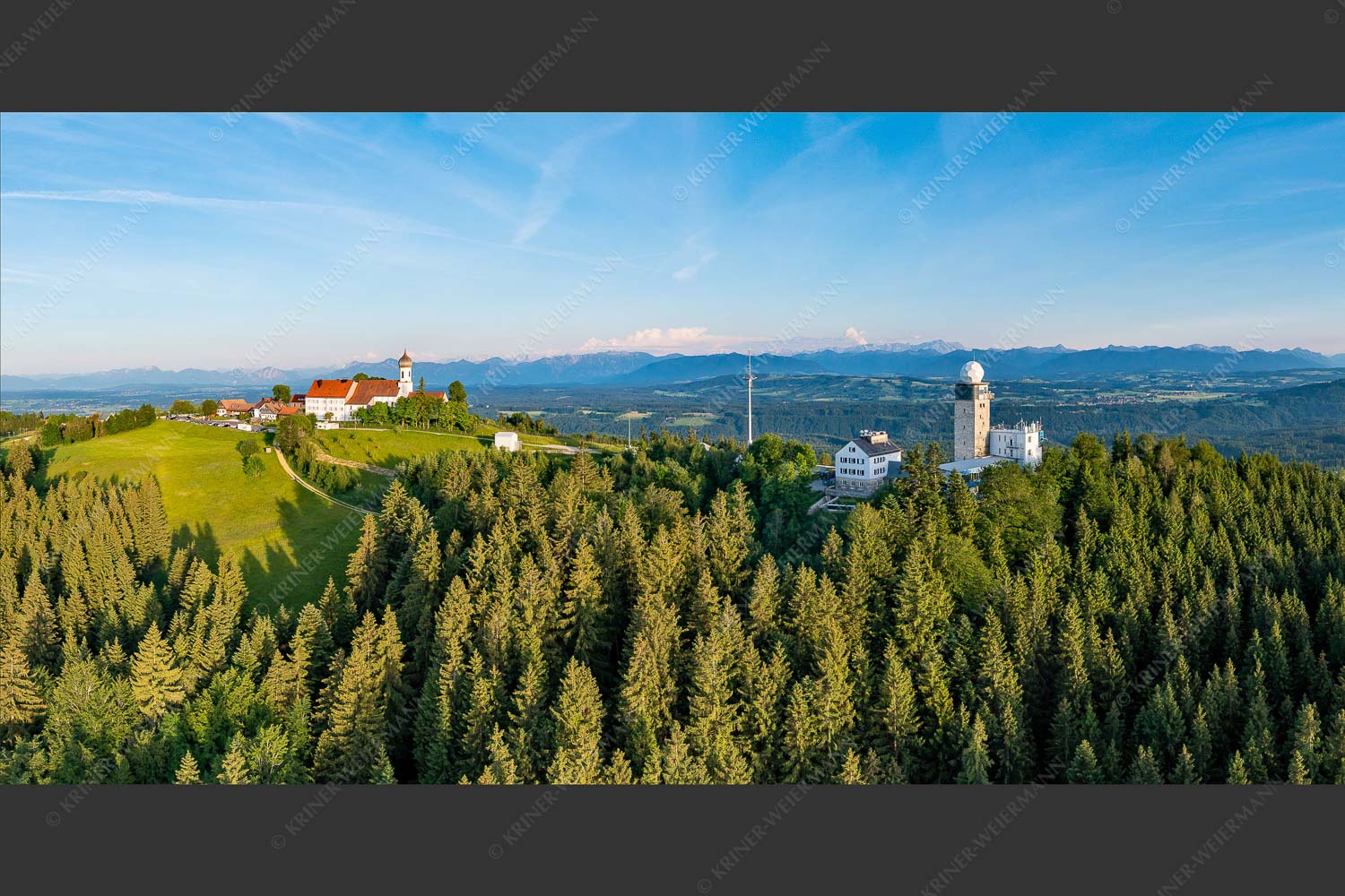 Blick über Hohenpeißenberg ins Gebirge - Hohenpeißenberg II 2:1  -- Wallfahrtskirche - mehr Infos bei www.Kriner-Weiermann.de