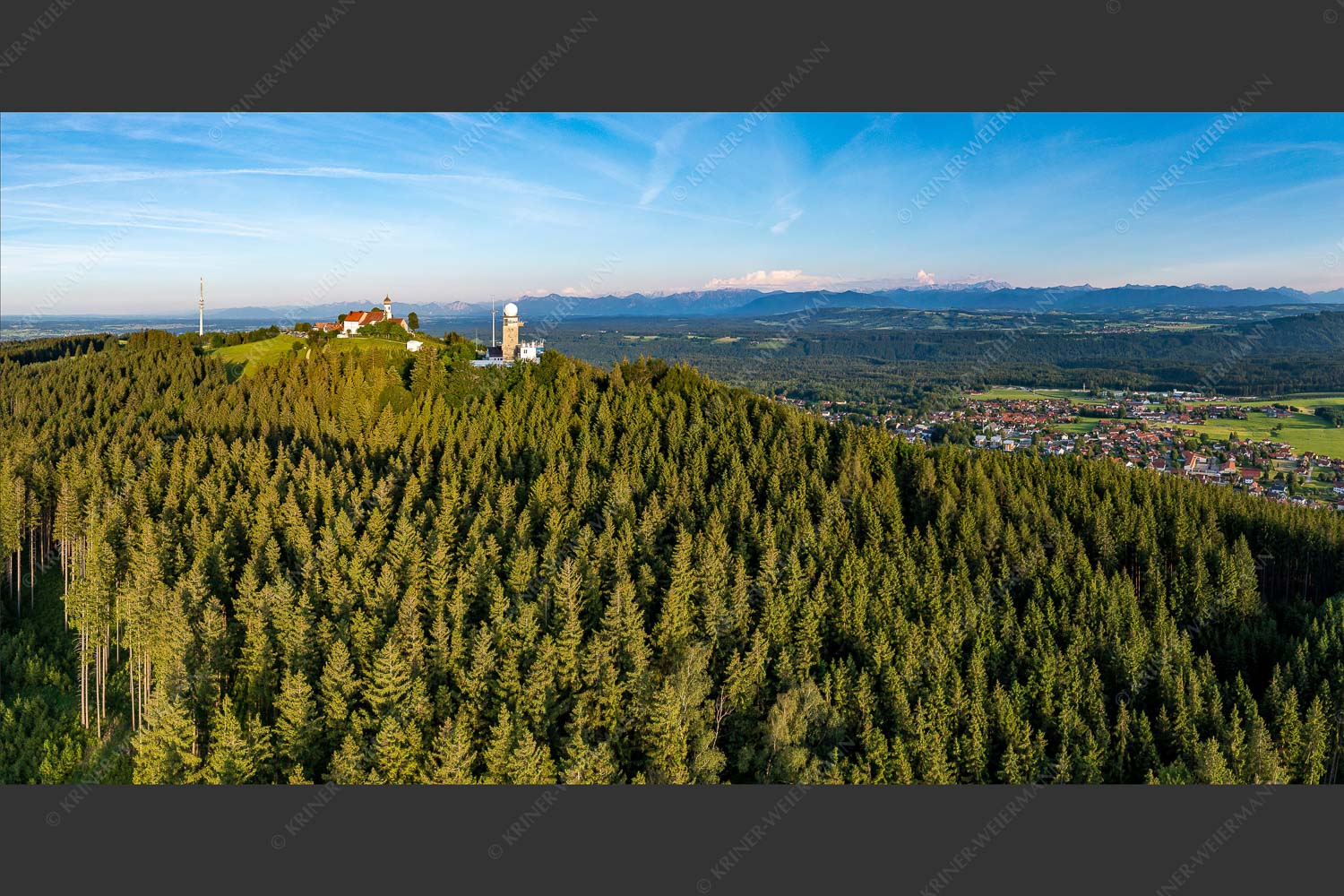 Blick über Hohenpeißenberg ins Gebirge - Hohenpeißenberg III 2:1  -- Observatorium - mehr Infos bei www.Kriner-Weiermann.de