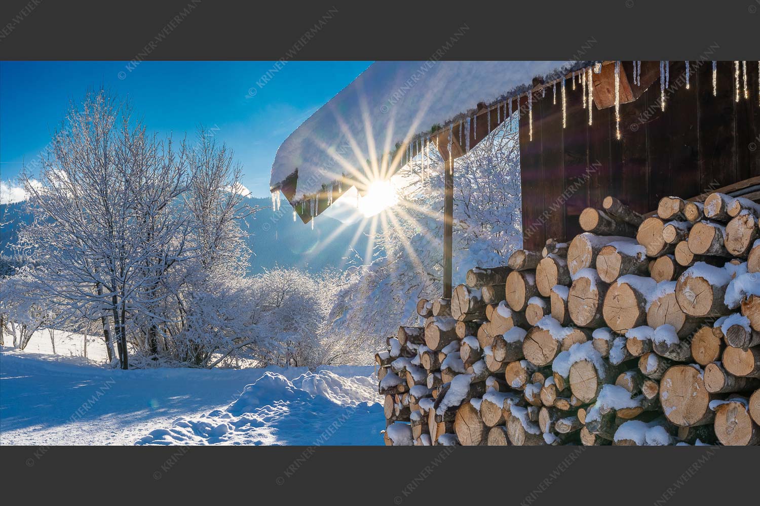 Holzhaufen vor der Hüttn - Holzhaufen I 2:1  -- Hütte im Winter - mehr Infos bei www.Kriner-Weiermann.de