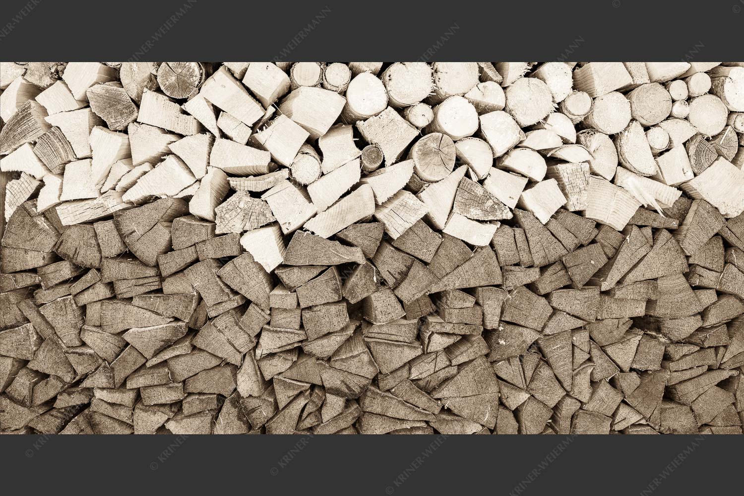 Aufgerichteter Holzhaufen - Holzhaufen III 2:1 sepia -- Holz - mehr Infos bei www.Kriner-Weiermann.de