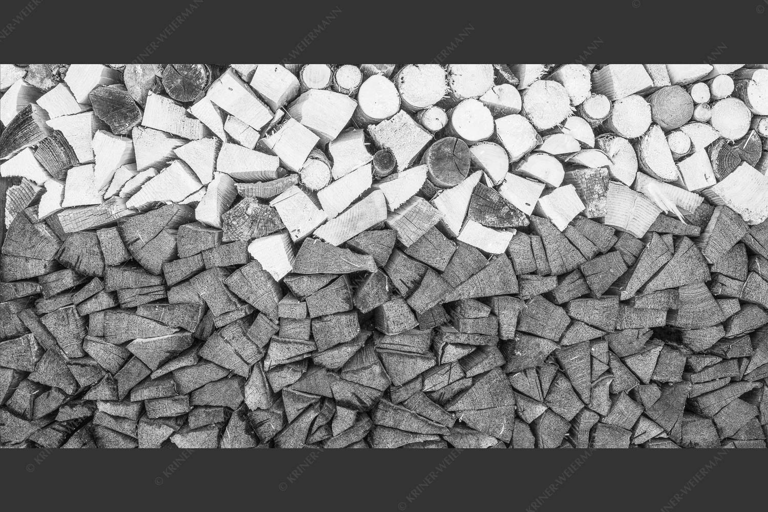 Aufgerichteter Holzhaufen - Holzhaufen III 2:1 sw -- Holz - mehr Infos bei www.Kriner-Weiermann.de