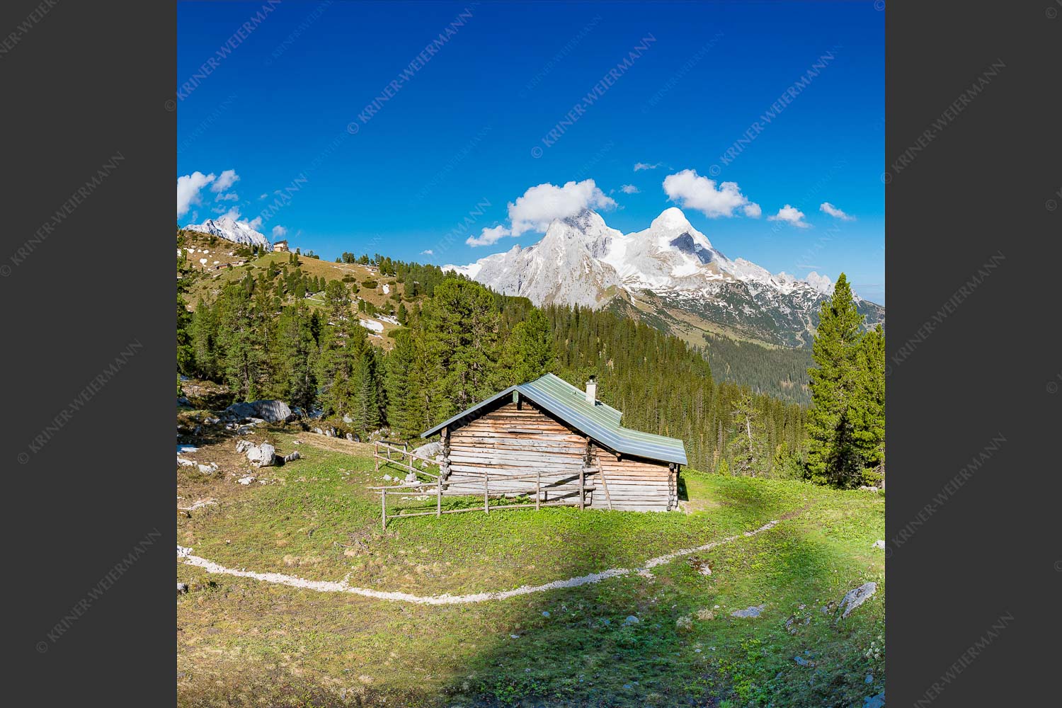 Blick über Berghütte zum Schachensschloß und Alpspitze - Hütte mit königlicher Aussicht 1:1  -- Schachen - mehr Infos bei www.Kriner-Weiermann.de