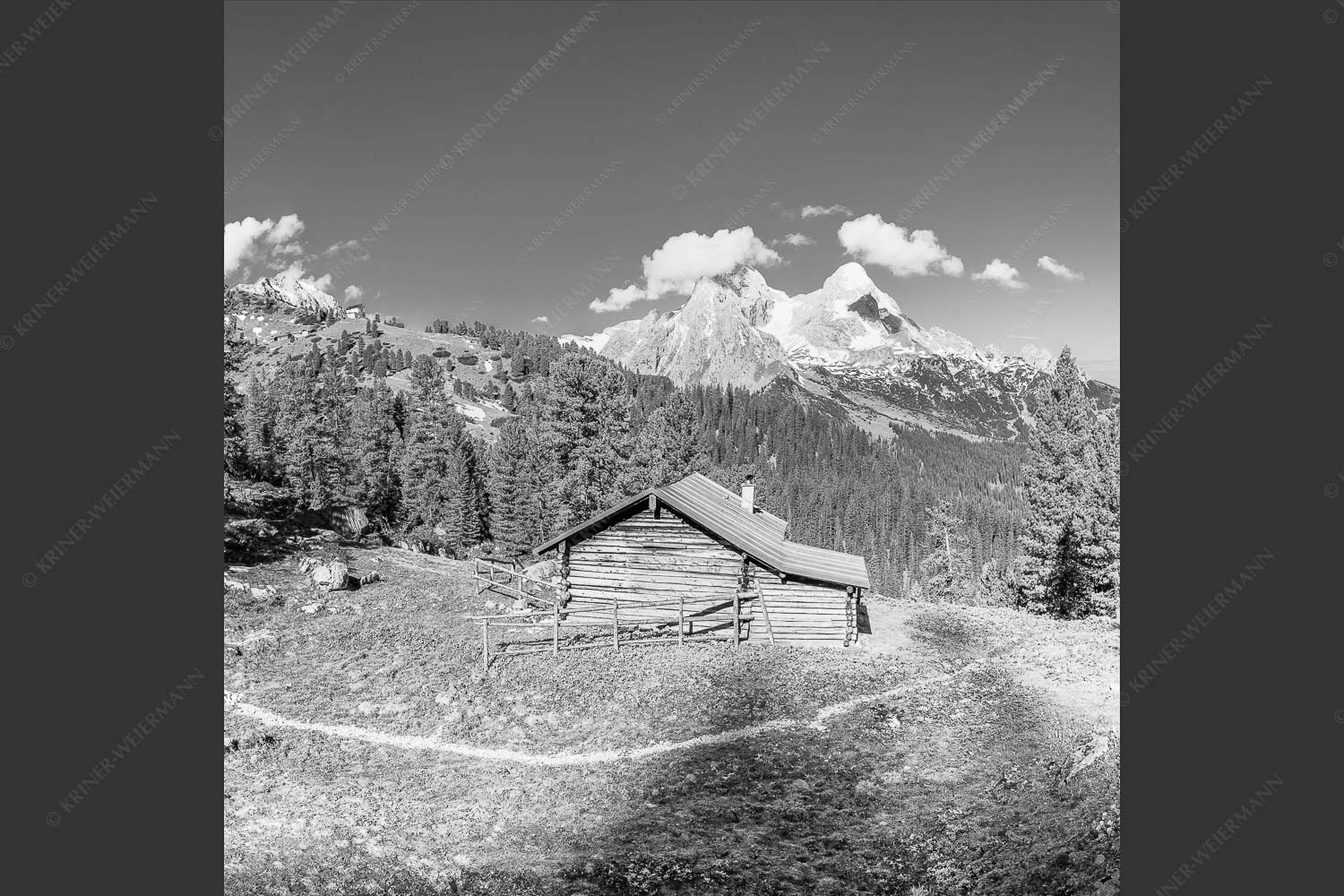 Blick über Berghütte zum Schachensschloß und Alpspitze - Hütte mit königlicher Aussicht 1:1 sw -- Schachen - mehr Infos bei www.Kriner-Weiermann.de