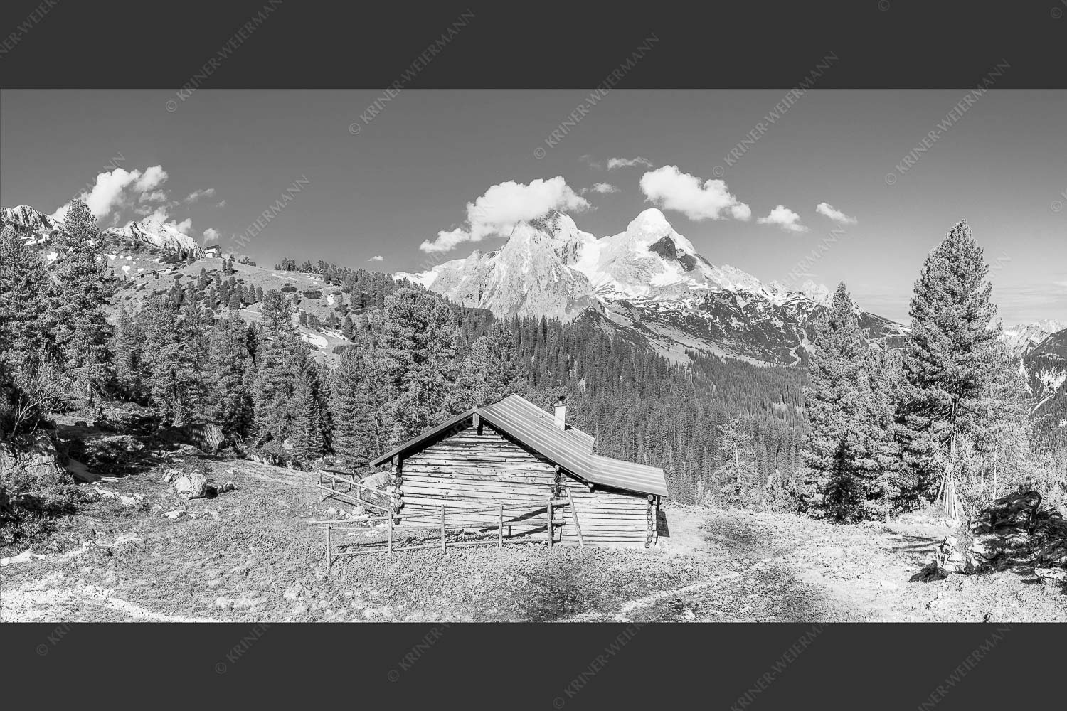 Blick über Berghütte zum Schachensschloß und Alpspitze - Hütte mit königlicher Aussicht 2:1 sw -- Schachen - mehr Infos bei www.Kriner-Weiermann.de
