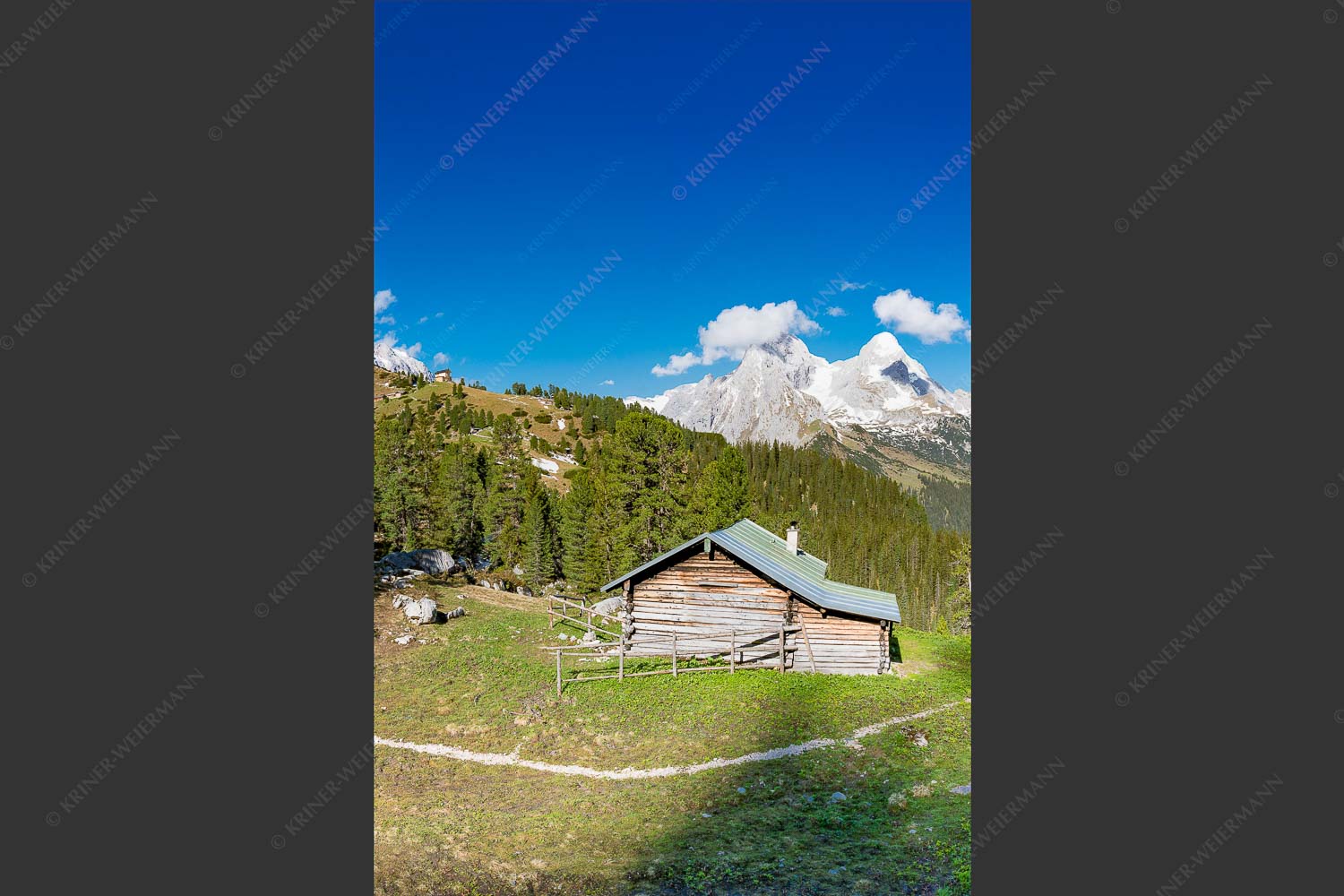 Blick über Berghütte zum Schachensschloß und Alpspitze - Hütte mit königlicher Aussicht 2:3  -- Schachen - mehr Infos bei www.Kriner-Weiermann.de