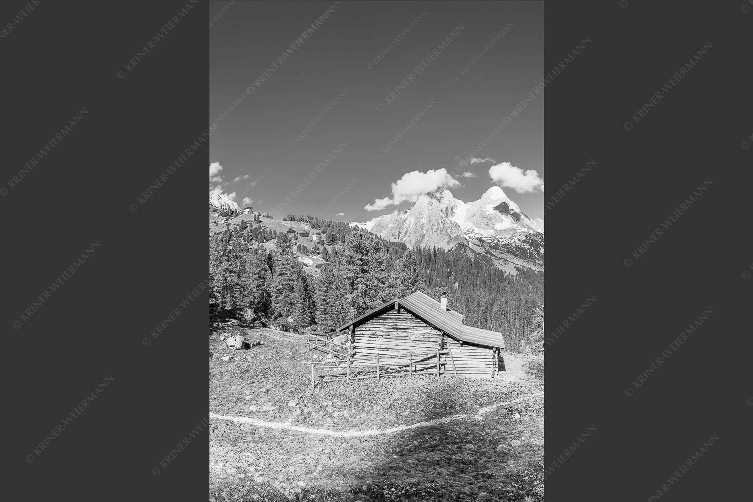 Blick über Berghütte zum Schachensschloß und Alpspitze - Hütte mit königlicher Aussicht 2:3 sw -- Schachen - mehr Infos bei www.Kriner-Weiermann.de