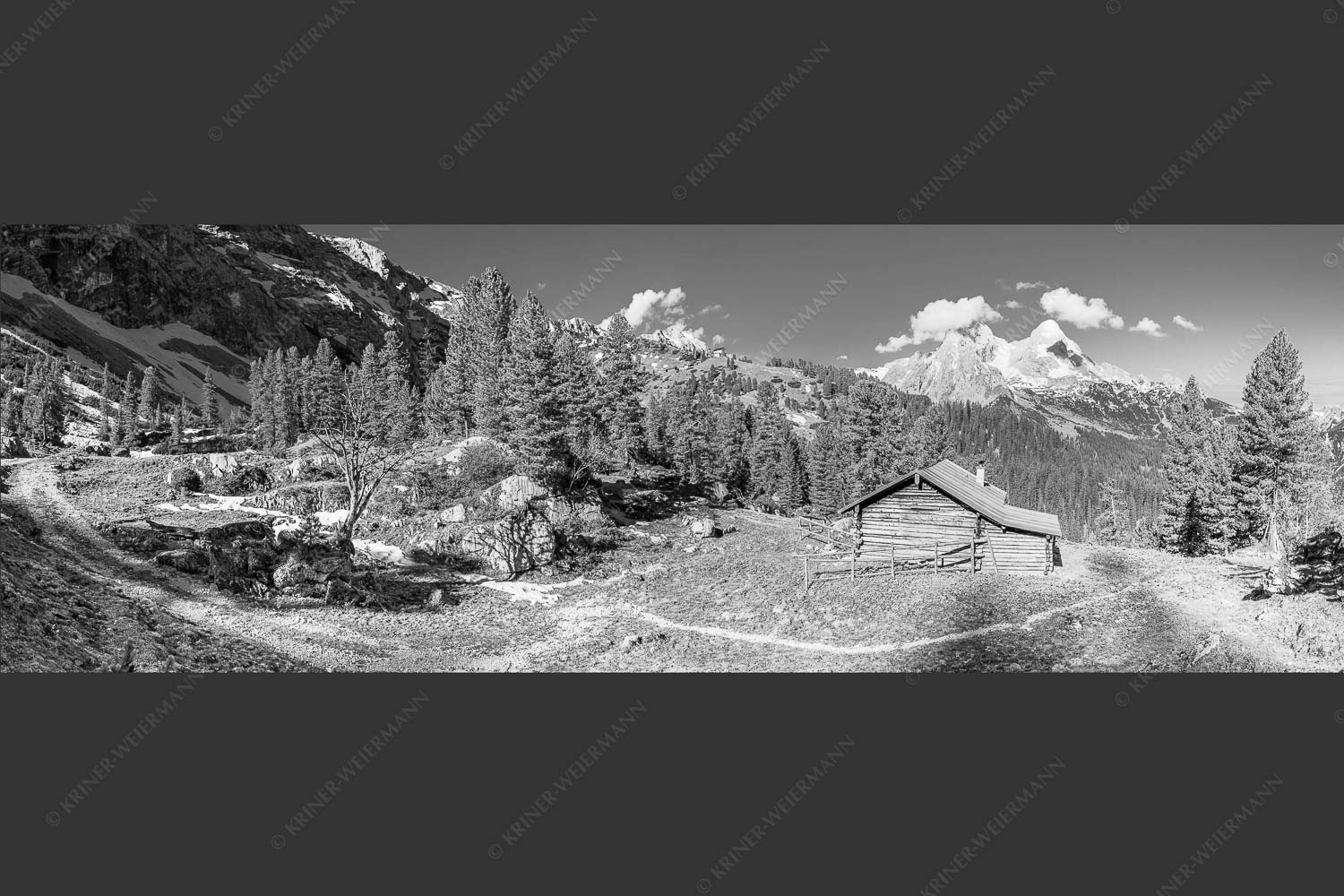 Blick über Berghütte zum Schachensschloß und Alpspitze - Hütte mit königlicher Aussicht 3:1 sw -- Schachen - mehr Infos bei www.Kriner-Weiermann.de