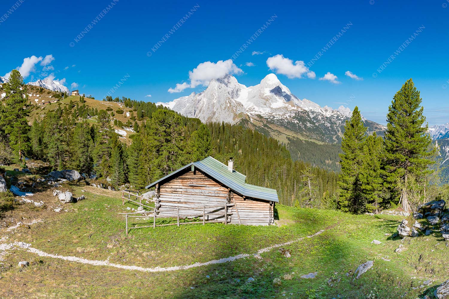 Blick über Berghütte zum Schachensschloß und Alpspitze - Hütte mit königlicher Aussicht 3:2  -- Schachen - mehr Infos bei www.Kriner-Weiermann.de