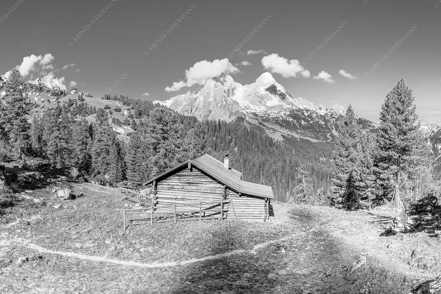 Blick über Berghütte zum Schachensschloß und Alpspitze - Hütte mit königlicher Aussicht 3:2 sw -- Schachen - mehr Infos bei www.Kriner-Weiermann.de