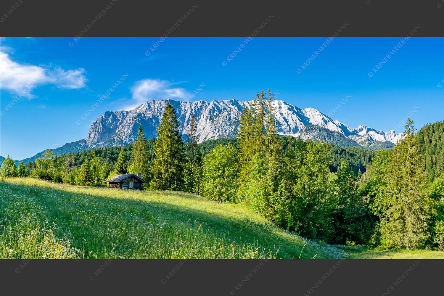 Satte Wiesen am Schloß Elmau mit Wettersteingebirge - Hütte mit Wettersteingebirge 2:1  -- Elmau mit Wetterstein - mehr Infos bei www.Kriner-Weiermann.de