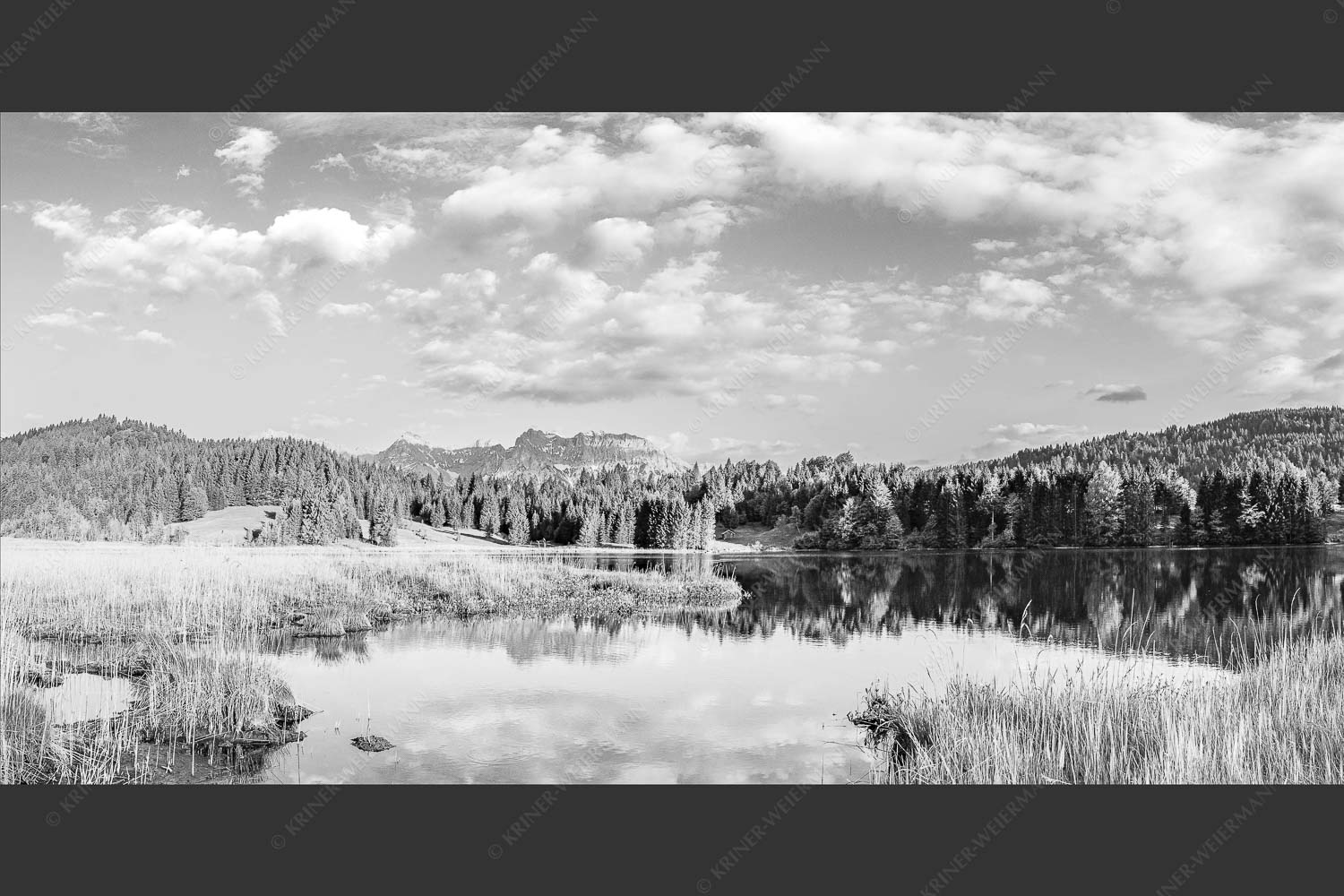 Blick übern Geroldsee ins Karwendel - Idyllisch 2:1 sw -- Geroldsee mit Karwendel - mehr Infos bei www.Kriner-Weiermann.de