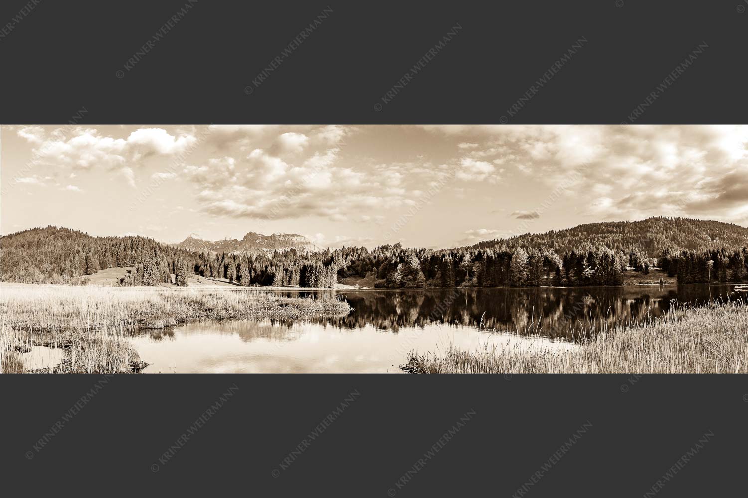 Blick übern Geroldsee ins Karwendel - Idyllisch 3:1 sepia -- Geroldsee mit Karwendel - mehr Infos bei www.Kriner-Weiermann.de