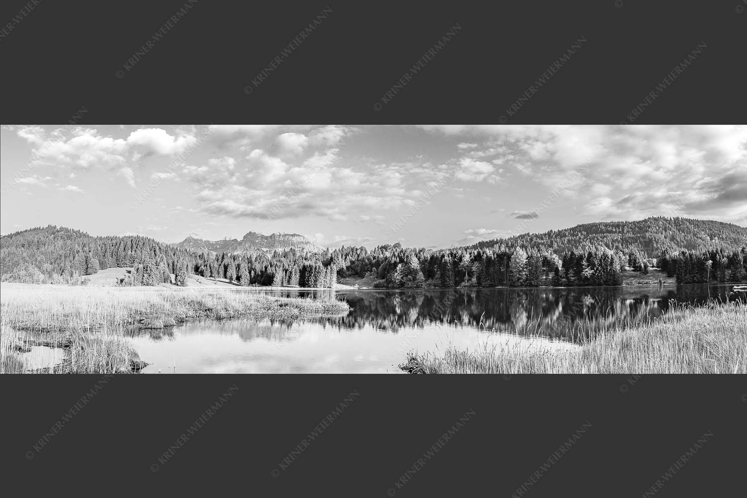 Blick übern Geroldsee ins Karwendel - Idyllisch 3:1 sw -- Geroldsee mit Karwendel - mehr Infos bei www.Kriner-Weiermann.de