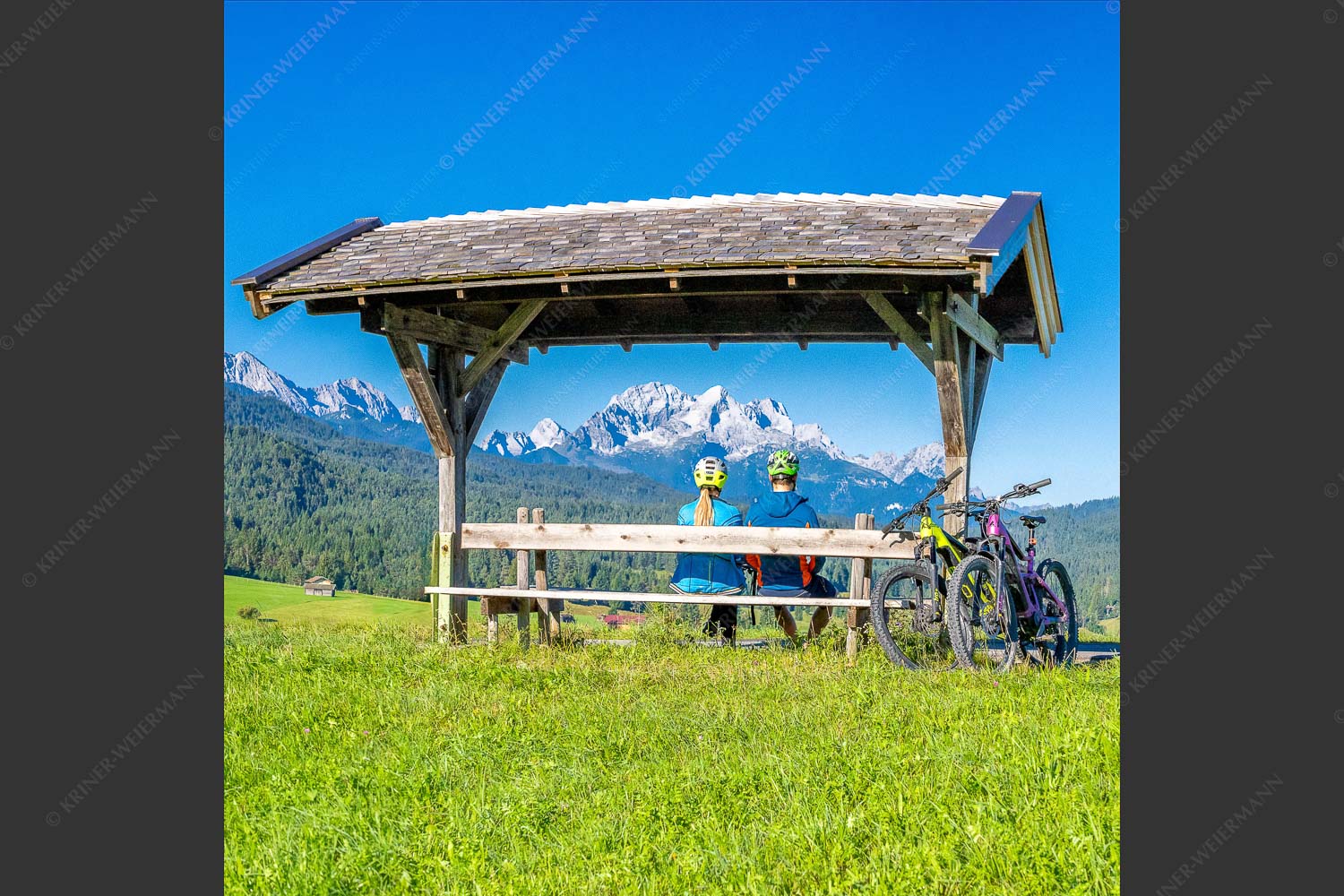 Rastbank am Tonihof mit Blick zum Wetterstein- und Estergebirge - Imposante Rast II 1:1  -- Fahrradfahren in der Alpenwelt Karwendel - mehr Infos bei www.Kriner-Weiermann.de