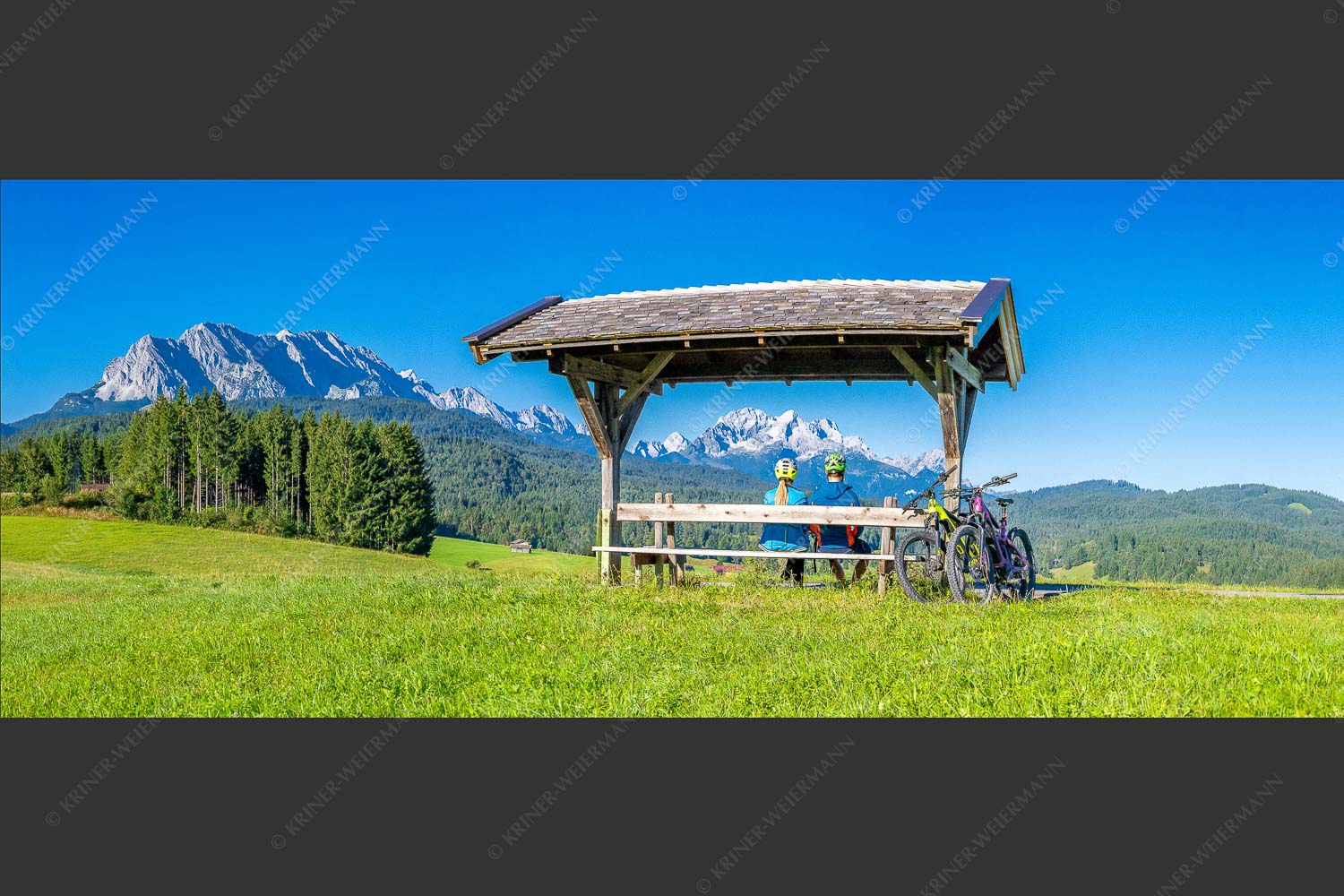 Rastbank am Tonihof mit Blick zum Wetterstein- und Estergebirge - Imposante Rast II 2,5:1  -- Fahrradfahren in der Alpenwelt Karwendel - mehr Infos bei www.Kriner-Weiermann.de