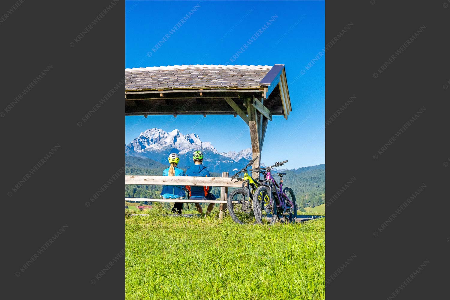 Rastbank am Tonihof mit Blick zum Wetterstein- und Estergebirge - Imposante Rast II 2:3  -- Fahrradfahren in der Alpenwelt Karwendel - mehr Infos bei www.Kriner-Weiermann.de