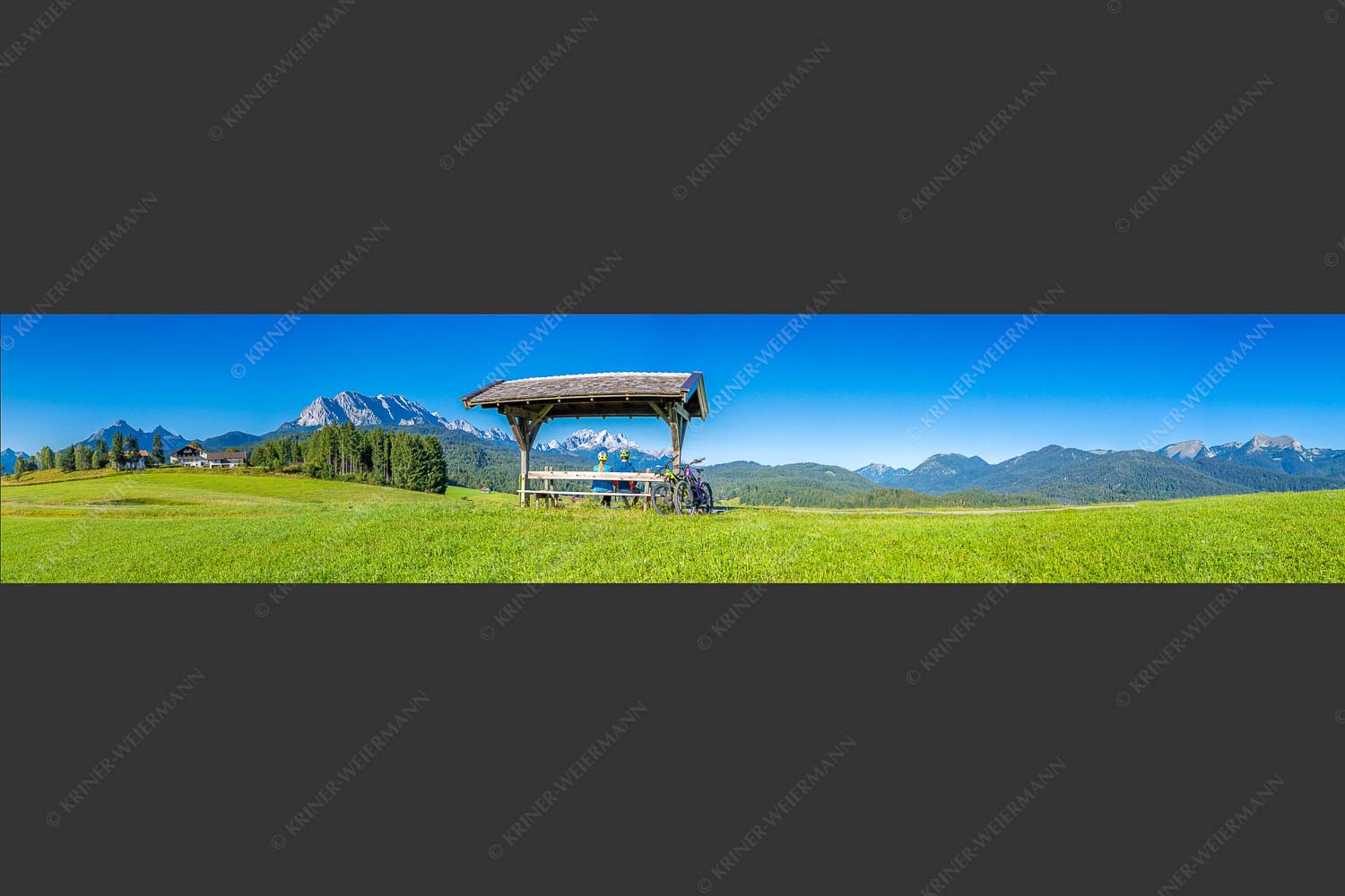 Rastbank am Tonihof mit Blick zum Wetterstein- und Estergebirge - Imposante Rast II 5:1  -- Fahrradfahren in der Alpenwelt Karwendel - mehr Infos bei www.Kriner-Weiermann.de