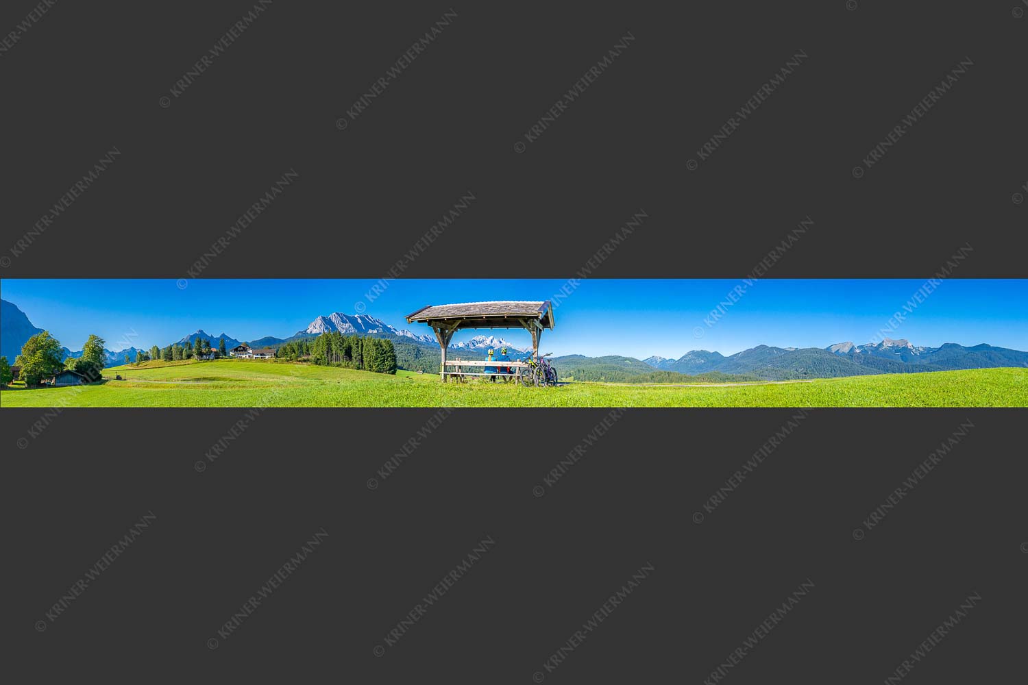 Rastbank am Tonihof mit Blick zum Wetterstein- und Estergebirge - Imposante Rast II 8:1  -- Fahrradfahren in der Alpenwelt Karwendel - mehr Infos bei www.Kriner-Weiermann.de