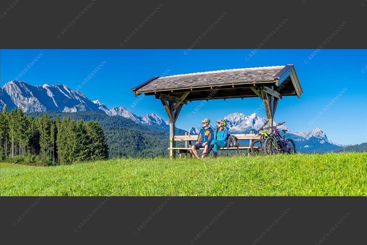 Rastbank am Tonihof mit Blick zum Wetterstein- und Estergebirge - Imposante Rast III 2,5:1  -- Mountainbike in der Alpenwelt Karwendel - mehr Infos bei www.Kriner-Weiermann.de