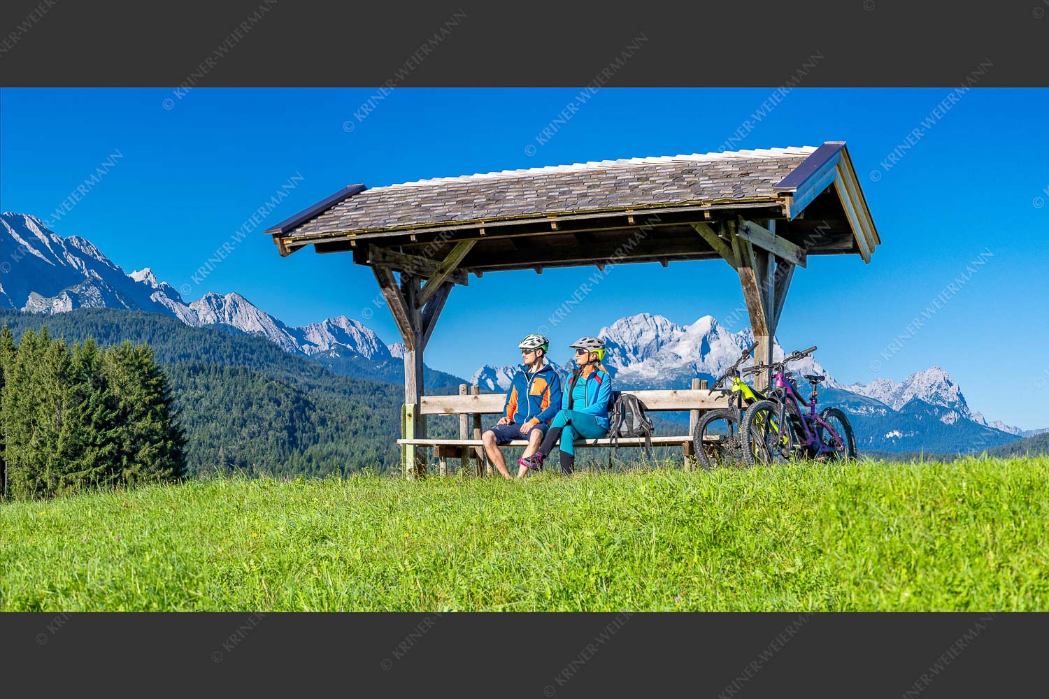 Rastbank am Tonihof mit Blick zum Wetterstein- und Estergebirge - Imposante Rast III 2:1  -- Mountainbike in der Alpenwelt Karwendel - mehr Infos bei www.Kriner-Weiermann.de