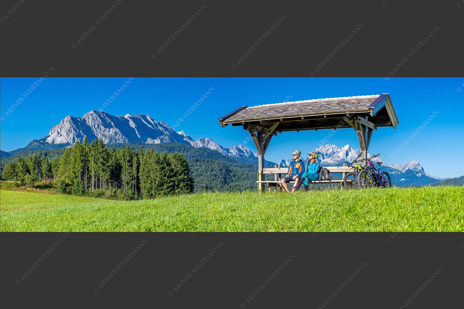 Rastbank am Tonihof mit Blick zum Wetterstein- und Estergebirge - Imposante Rast III 3:1  -- Mountainbike in der Alpenwelt Karwendel - mehr Infos bei www.Kriner-Weiermann.de