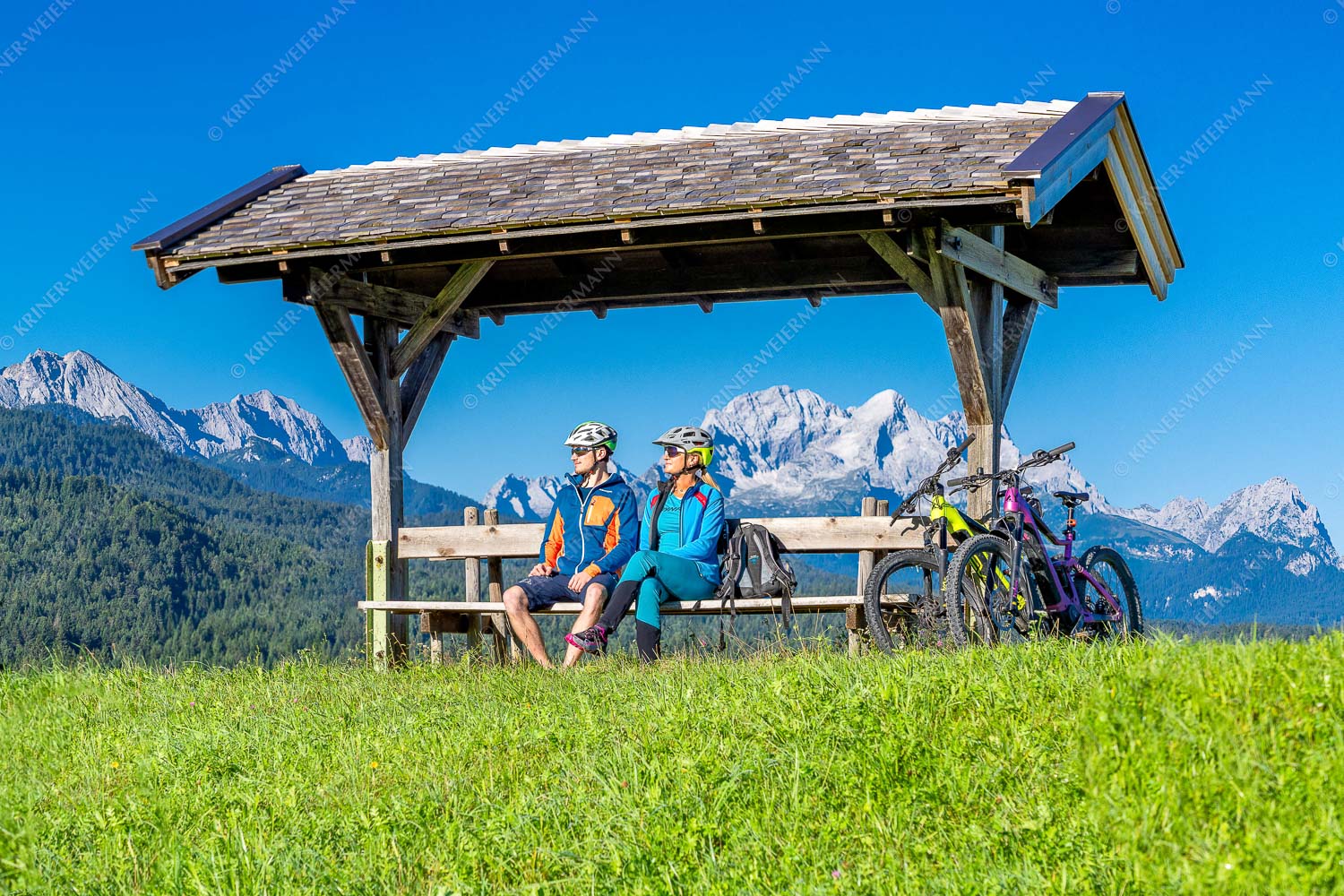 Rastbank am Tonihof mit Blick zum Wetterstein- und Estergebirge - Imposante Rast III 3:2  -- Mountainbike in der Alpenwelt Karwendel - mehr Infos bei www.Kriner-Weiermann.de