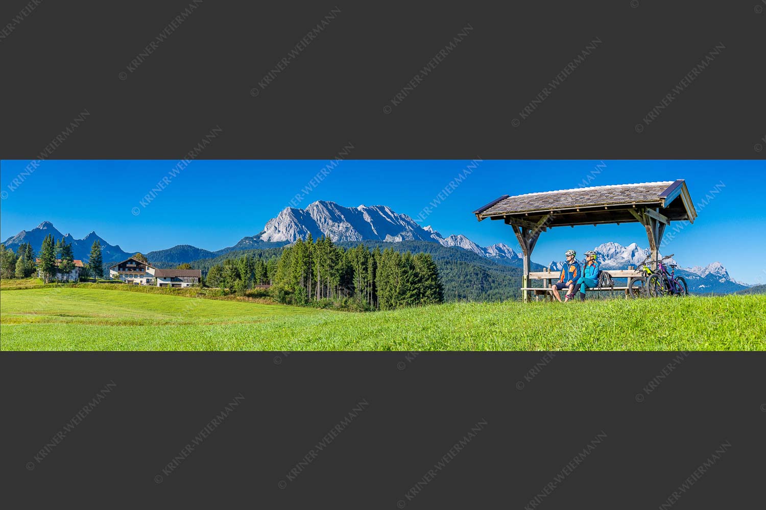 Rastbank am Tonihof mit Blick zum Wetterstein- und Estergebirge - Imposante Rast III 4:1  -- Mountainbike in der Alpenwelt Karwendel - mehr Infos bei www.Kriner-Weiermann.de
