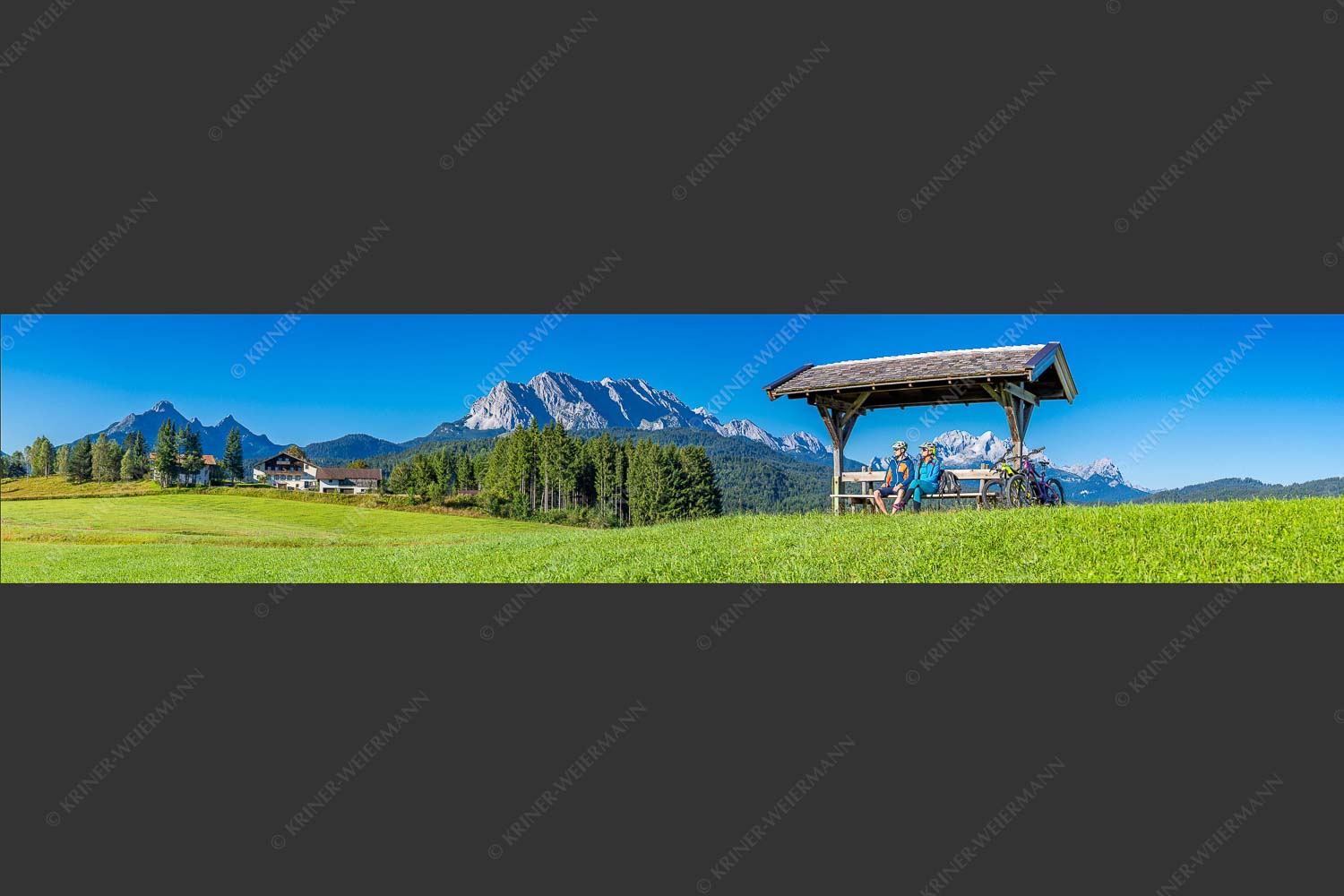 Rastbank am Tonihof mit Blick zum Wetterstein- und Estergebirge - Imposante Rast III 5:1  -- Mountainbike in der Alpenwelt Karwendel - mehr Infos bei www.Kriner-Weiermann.de