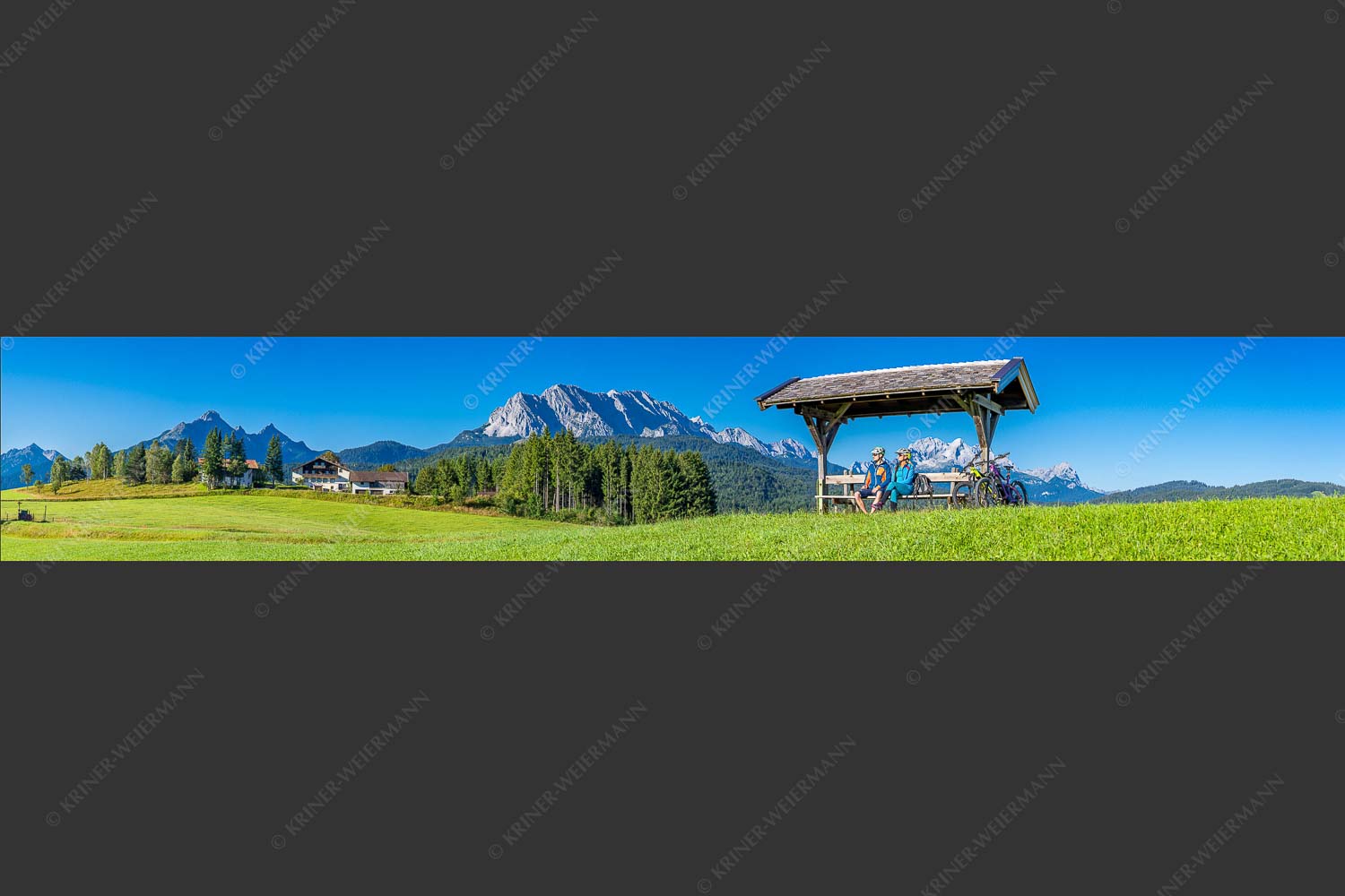 Rastbank am Tonihof mit Blick zum Wetterstein- und Estergebirge - Imposante Rast III 6:1  -- Mountainbike in der Alpenwelt Karwendel - mehr Infos bei www.Kriner-Weiermann.de