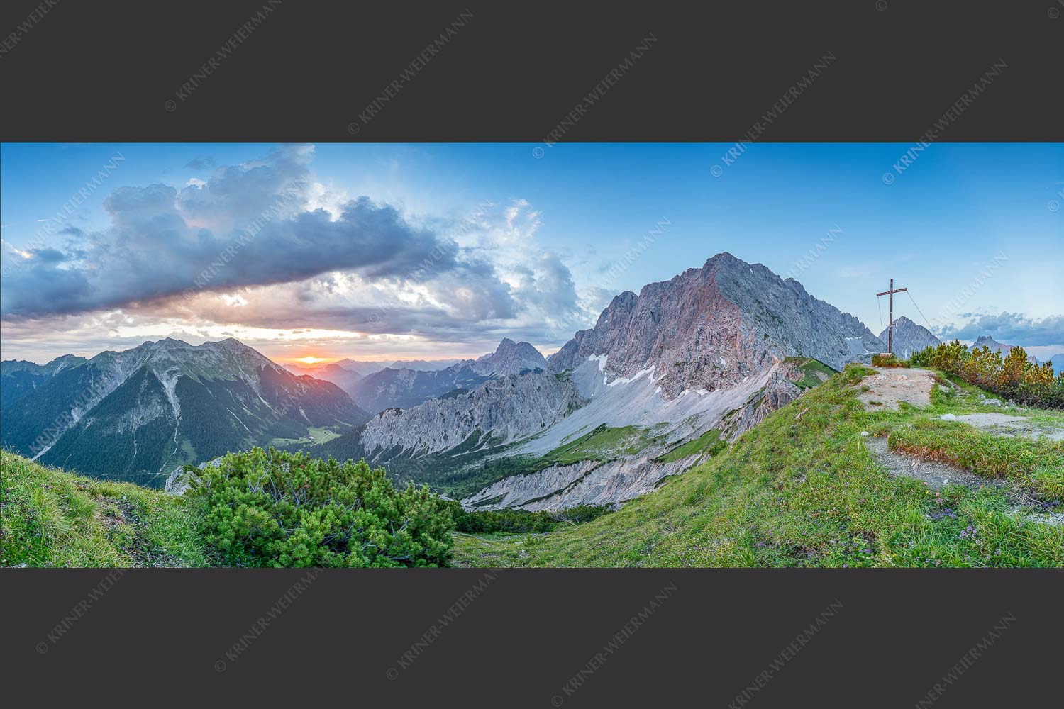 Sonnenaufgang bei Wörnersattel hoch über der Fereineralm - In den Tag hinein 2,5:1  -- Wörner im Karwendel - mehr Infos bei www.Kriner-Weiermann.de