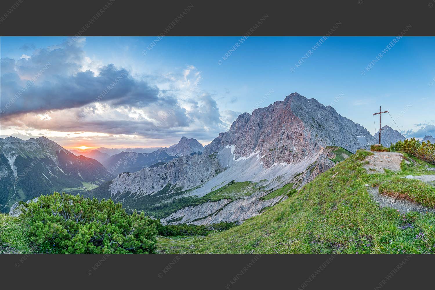Sonnenaufgang bei Wörnersattel hoch über der Fereineralm - In den Tag hinein 2:1  -- Wörner im Karwendel - mehr Infos bei www.Kriner-Weiermann.de