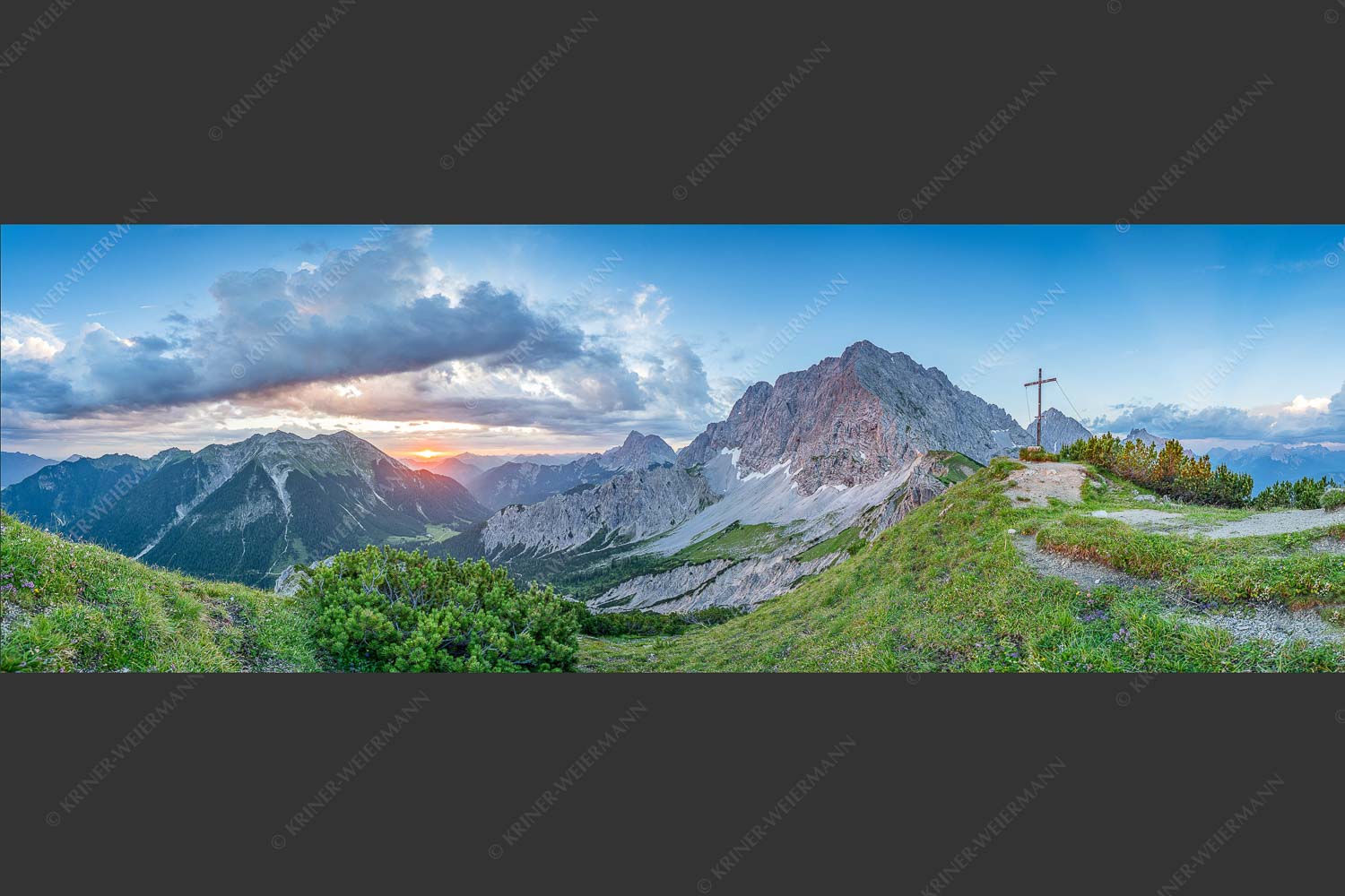 Sonnenaufgang bei Wörnersattel hoch über der Fereineralm - In den Tag hinein 3:1  -- Wörner im Karwendel - mehr Infos bei www.Kriner-Weiermann.de