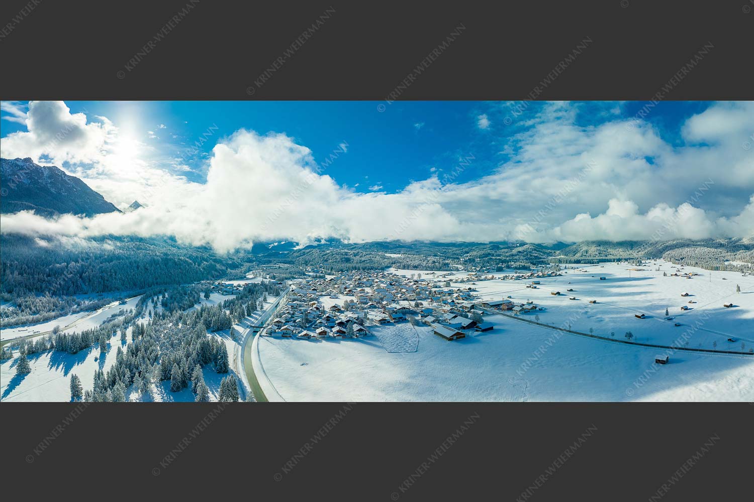 Blick über Isarkanal und Krün - Isarkanal mit Krün 2,5:1  -- Oberes Isartal - mehr Infos bei www.Kriner-Weiermann.de