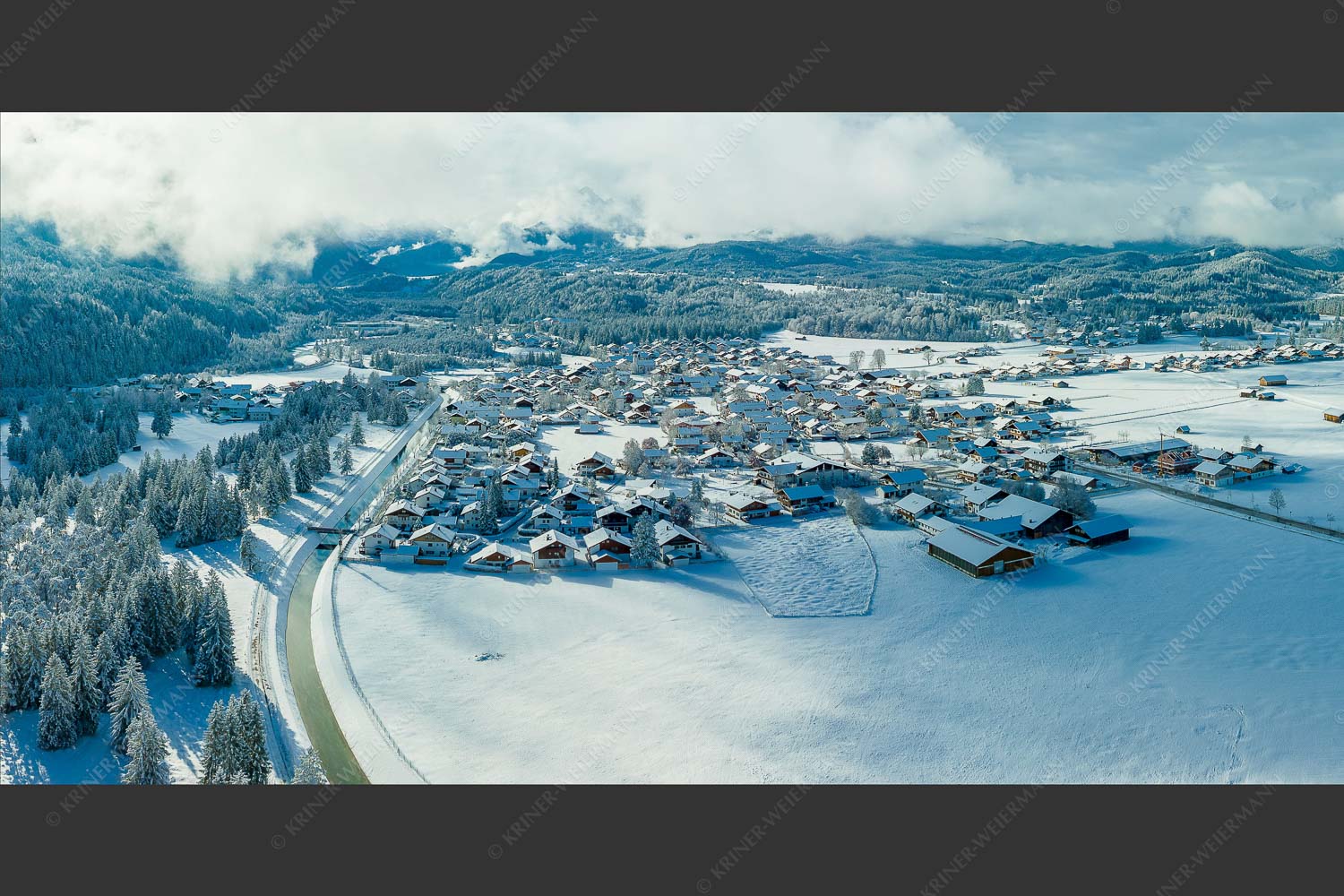 Blick über Isarkanal und Krün - Isarkanal mit Krün 2:1  -- Oberes Isartal - mehr Infos bei www.Kriner-Weiermann.de