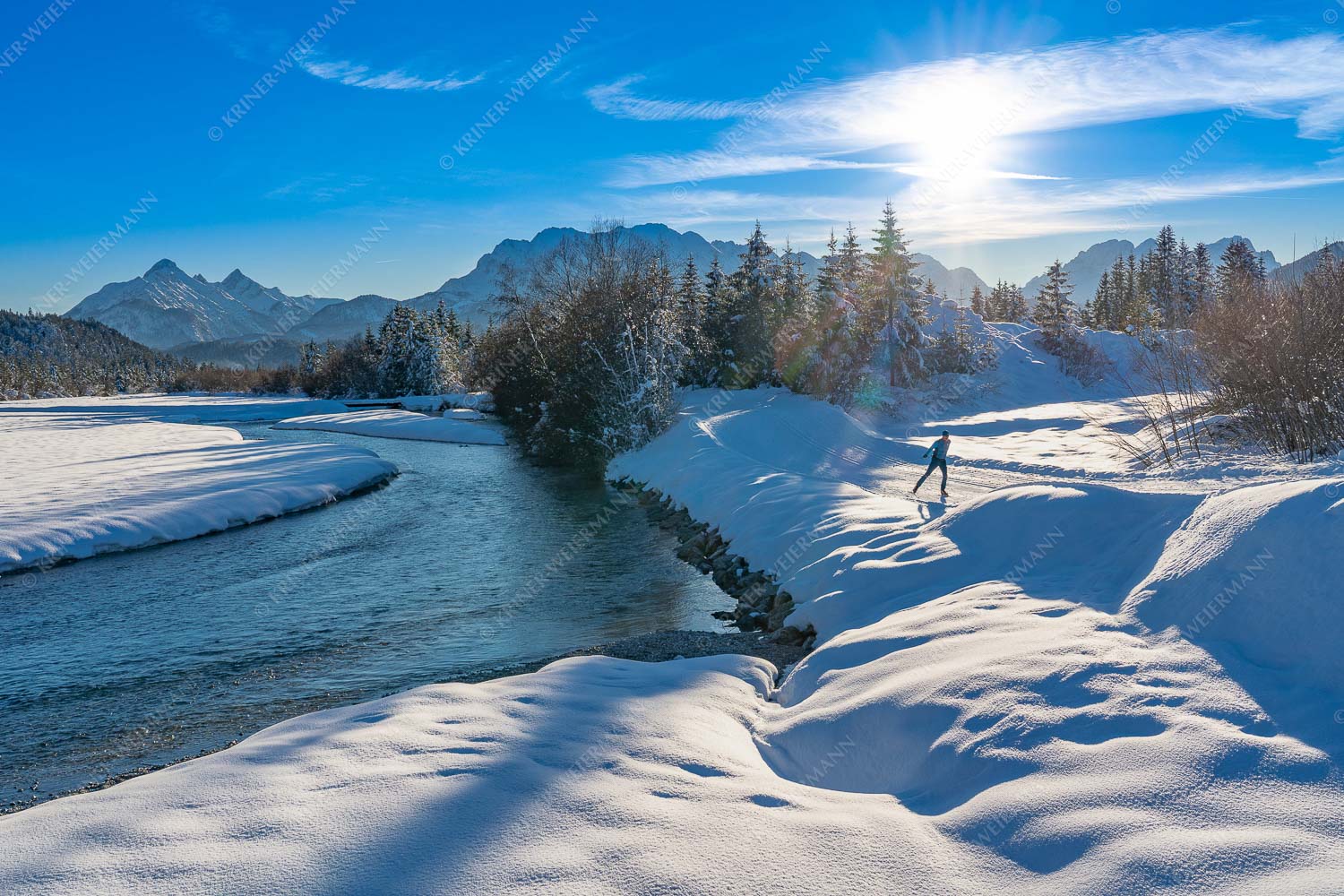 Langlaufen an der Isar mit Wetterstein im Hintergrund - Isarskating 3:2  -- Langlaufen an der Isar - mehr Infos bei www.Kriner-Weiermann.de