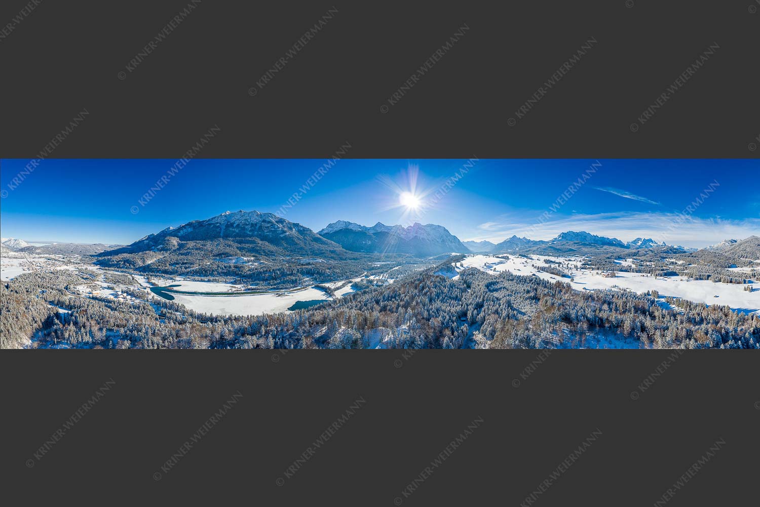 Blick über Oberes Isartal zum Karwendel und Wettersteingebirge - Isarstausee bis Zugspitze 4:1  -- Oberes Isartal im Winter - mehr Infos bei www.Kriner-Weiermann.de