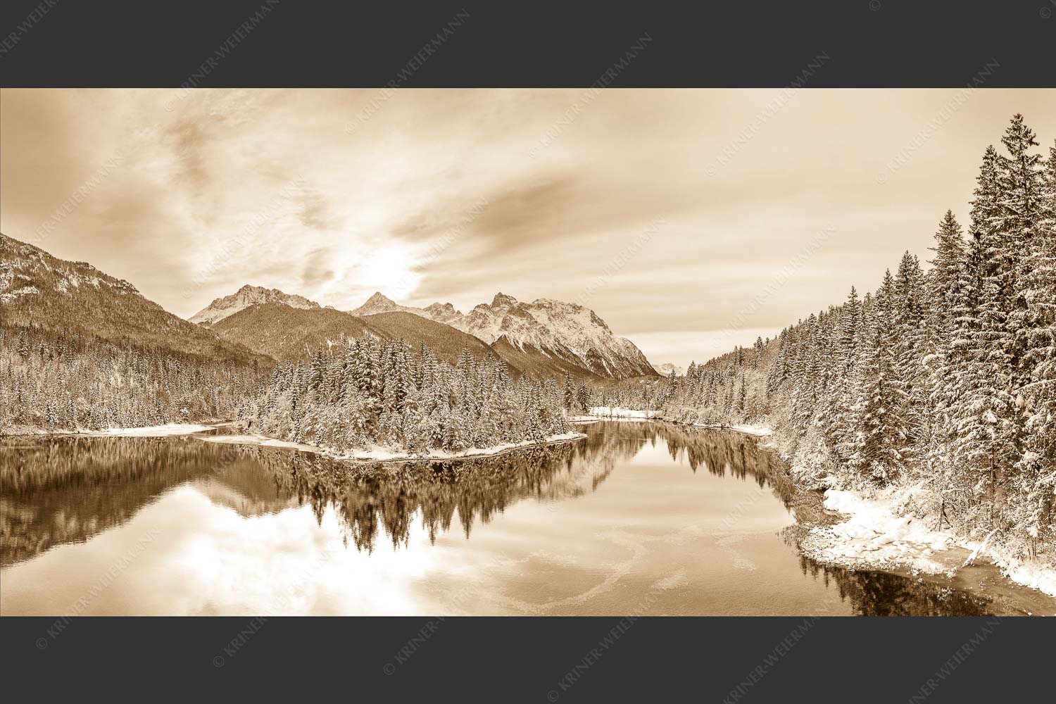 Blick über Isarstausee ins Karwendelgebirge - Isarstausee 2:1 sepia -- Karwendel im Winter - mehr Infos bei www.Kriner-Weiermann.de