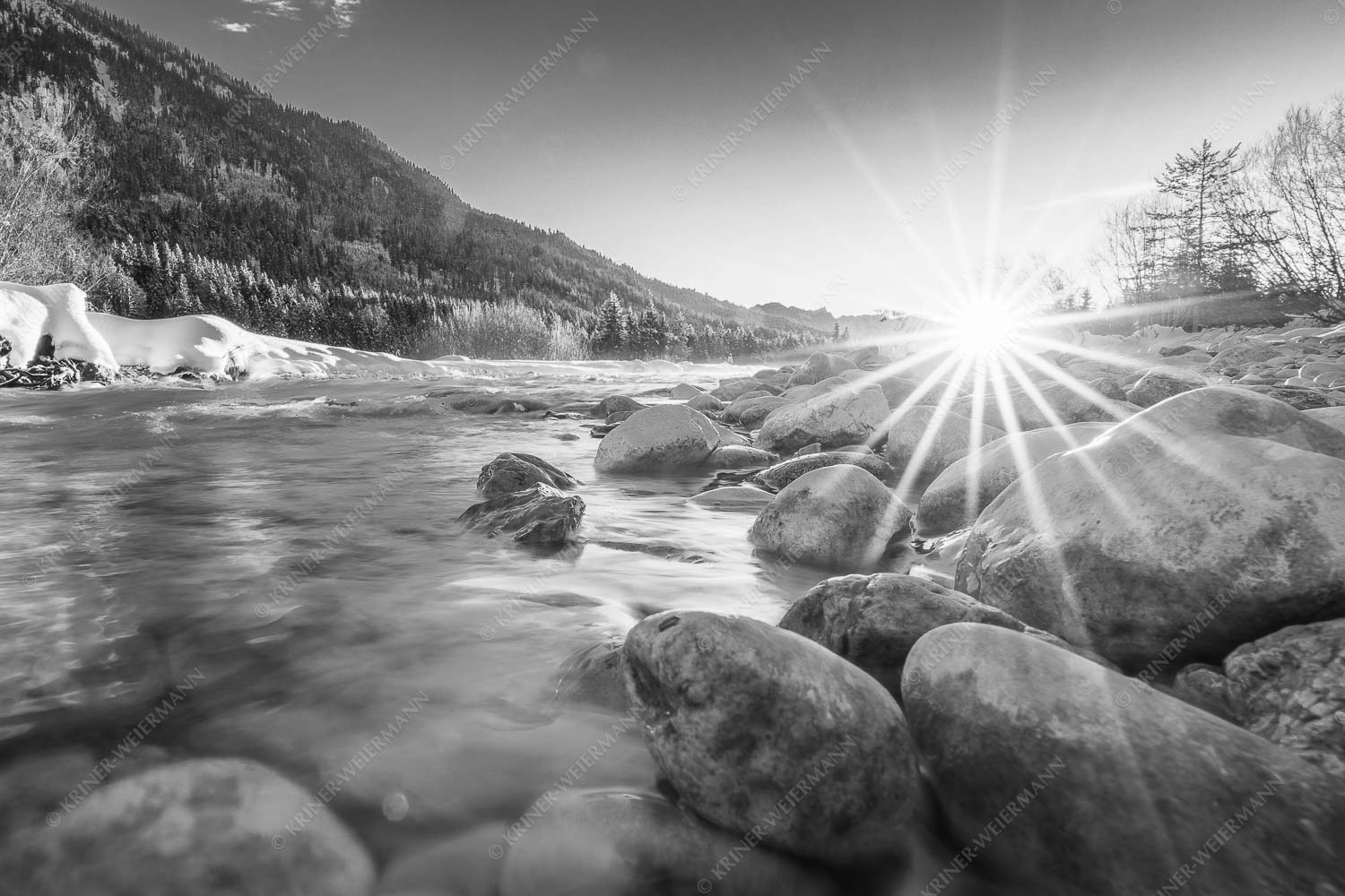 Sonnenuntergang an der Isar - Isarsteine 3:2 sw -- Isar Winter Sonnenuntergang - mehr Infos bei www.Kriner-Weiermann.de
